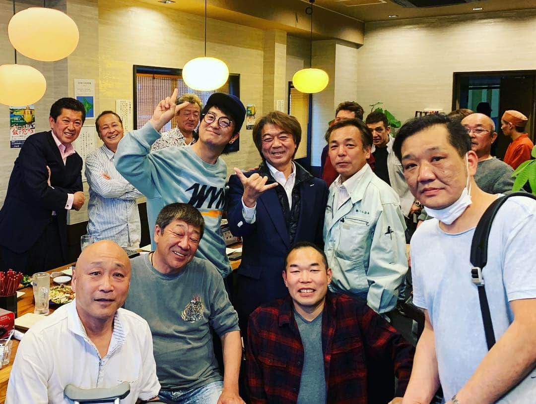 上地雄輔さんのインスタグラム写真 - (上地雄輔Instagram)「横須賀のやんちゃおじ様会^_^からの同級生会🎁 #横須賀#地元#ガキ大将#誕生日#🎂#子供達#カオス#毎日#向かい酒 #おっちゃん 会 からの #同級生会 # birthday  ゆーすけは40年ブレずにずっと生意気って凄いよな🤔とシミジミ褒められるの巻 #あのさ。絶対にバカにしてるよね🙄 俺なりに大人になってるつもりなんですケドも😤😭」4月19日 22時32分 - usk_kmj