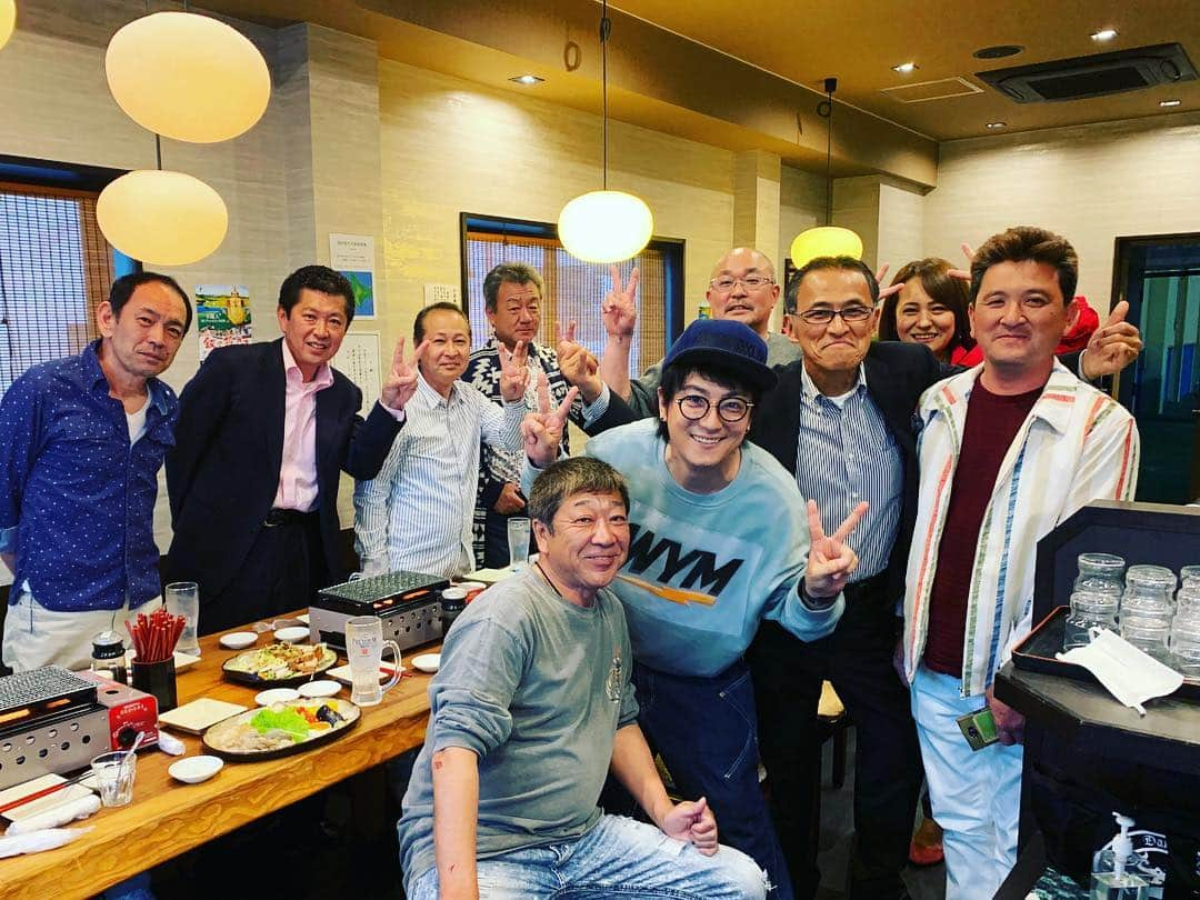 上地雄輔さんのインスタグラム写真 - (上地雄輔Instagram)「横須賀のやんちゃおじ様会^_^からの同級生会🎁 #横須賀#地元#ガキ大将#誕生日#🎂#子供達#カオス#毎日#向かい酒 #おっちゃん 会 からの #同級生会 # birthday  ゆーすけは40年ブレずにずっと生意気って凄いよな🤔とシミジミ褒められるの巻 #あのさ。絶対にバカにしてるよね🙄 俺なりに大人になってるつもりなんですケドも😤😭」4月19日 22時32分 - usk_kmj