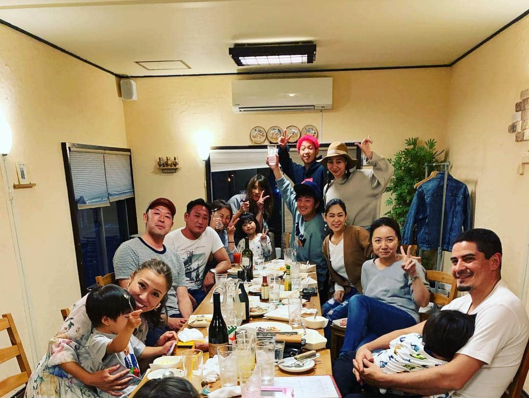 上地雄輔さんのインスタグラム写真 - (上地雄輔Instagram)「横須賀のやんちゃおじ様会^_^からの同級生会🎁 #横須賀#地元#ガキ大将#誕生日#🎂#子供達#カオス#毎日#向かい酒 #おっちゃん 会 からの #同級生会 # birthday  ゆーすけは40年ブレずにずっと生意気って凄いよな🤔とシミジミ褒められるの巻 #あのさ。絶対にバカにしてるよね🙄 俺なりに大人になってるつもりなんですケドも😤😭」4月19日 22時32分 - usk_kmj