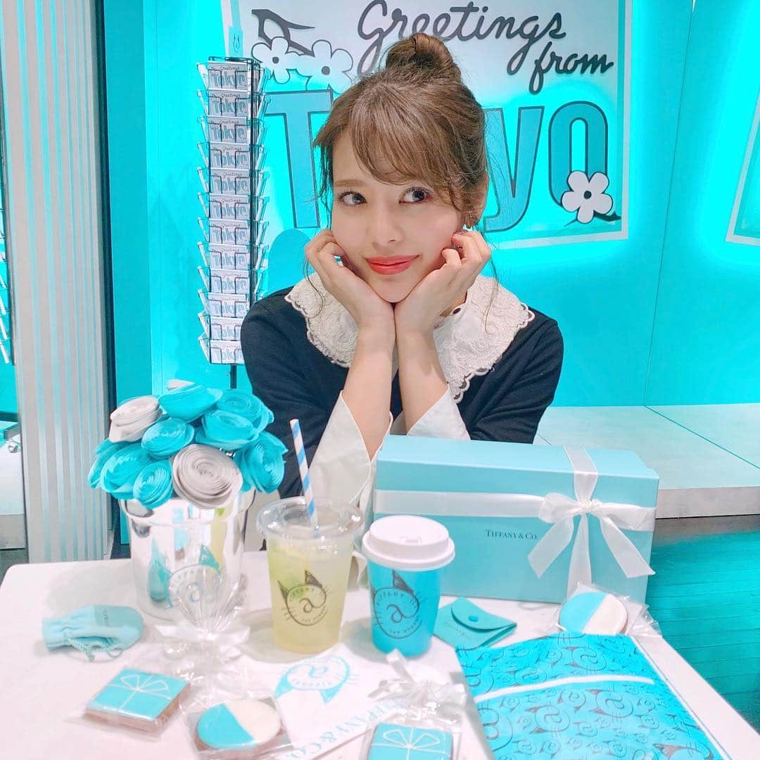 小沼瑞季さんのインスタグラム写真 - (小沼瑞季Instagram)「Tiffany cafe☕️💙☕️💙﻿ ﻿ 今日から新しくオープンした﻿ ティファニー＠キャットストリートへ﻿ 行ってきたよ〜🐈💕﻿ ﻿ 店内ティファニーブルーで可愛い💙﻿ 合わせてティファニーで朝食を風の﻿ コーデしちゃった🥐﻿ ﻿ ﻿ カフェでイートインしたかったんだけど﻿ WEBでの完全予約制だったので断念...🥺💦﻿ 2週間後までの予約ができるそう🙆‍♀️﻿ ﻿ なのでテイクアウトして﻿ 別のテーブルで写真撮ってきたよ📷✨﻿ ﻿ ちなみに今日から約3年間﻿ ずっとオープンしてるみたいなので﻿ 少し空いてから行ってもいいかも😳✨﻿ カフェだけじゃなくティファニーの商品も売ってるよ💖﻿ ﻿ ﻿ tops♡#honeymihoney﻿ skirt♡#lillilly  pumps♡#miumiu﻿ ﻿ ﻿ #Tiffanyandco#tiffany#sweets#dessert#tokyocafe#japanesesweets#instasweets#表参道カフェ#表参道#クロワッサン#ティファニーカフェ#ティファニーブルー#ティファニーで朝食を#原宿カフェ#ティファニー#東京カフェ#カフェ#カフェ巡り#フォトジェニック#ハニーミーハニー#リルリリー#ミュウミュウ#スイーツ女子#スイーツ部#スイーツ巡り#みいきのカフェめぐり☕️🍰」4月19日 22時35分 - mizukikonuma