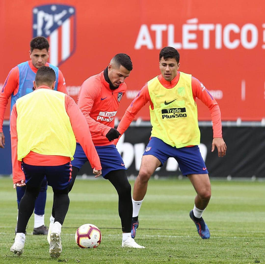 ビクトル・マチン・ペレスさんのインスタグラム写真 - (ビクトル・マチン・ペレスInstagram)「Preparados para el partido de mañana ante la @sdeibar . A por los tres puntos! 💪🏻🔴⚪🔜 #EibarAtleti #AúpaAtleti」4月19日 22時36分 - vitolomperez20