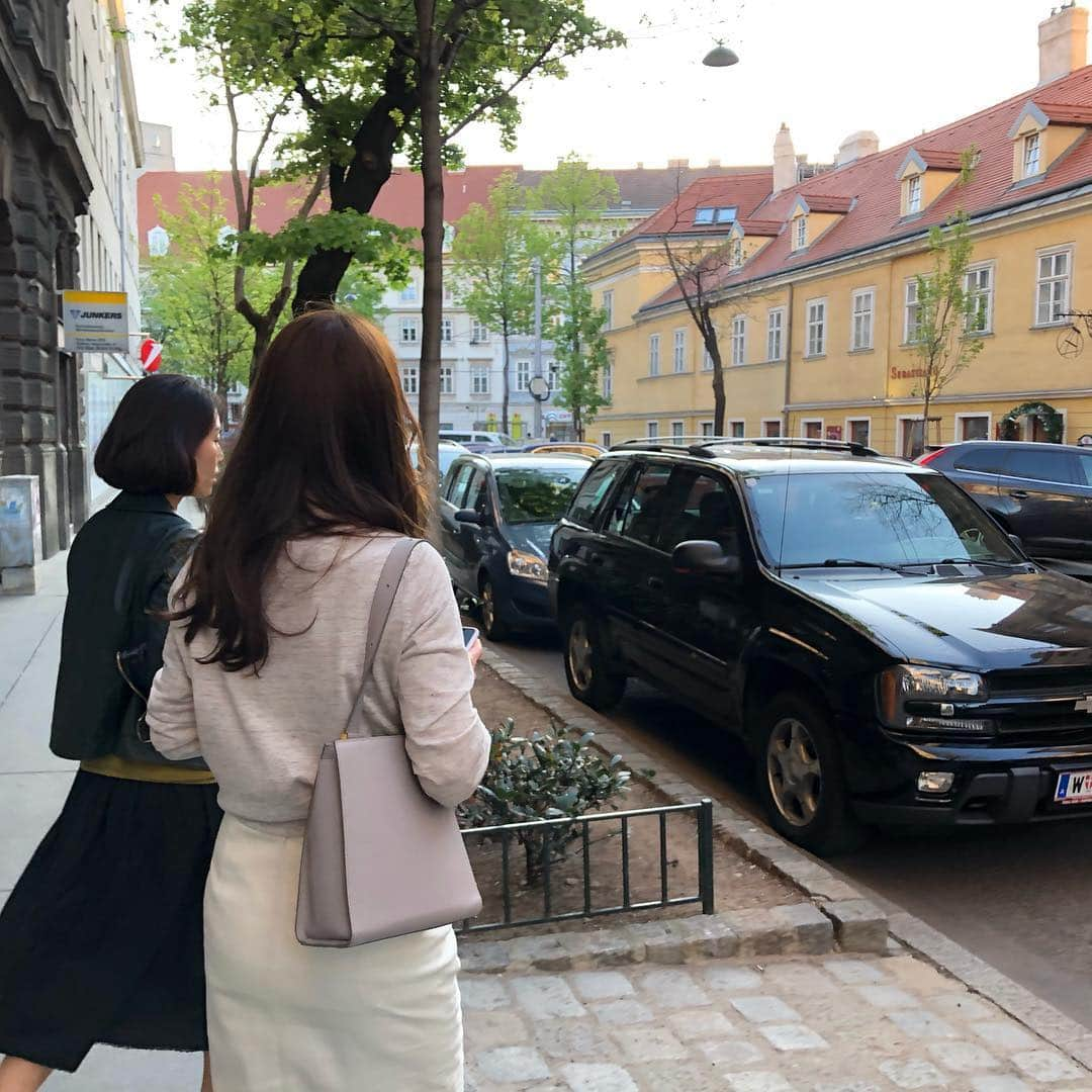 ハン・ジヘさんのインスタグラム写真 - (ハン・ジヘInstagram)「늘 오고 싶었던 비엔나. 🇦🇹🇰🇷 반가운 사람들. 고향같이 정든 이 도시에 다시 오는 건 늘 설레고 편안하고 따뜻하다. 영희언니 찬스로 언니집에 머무르며 여행할 예정입니다. 😄 맛있는 이태리 식당에서 좋은 사람들과 함께한 시간 😋」4月19日 22時36分 - jh_han