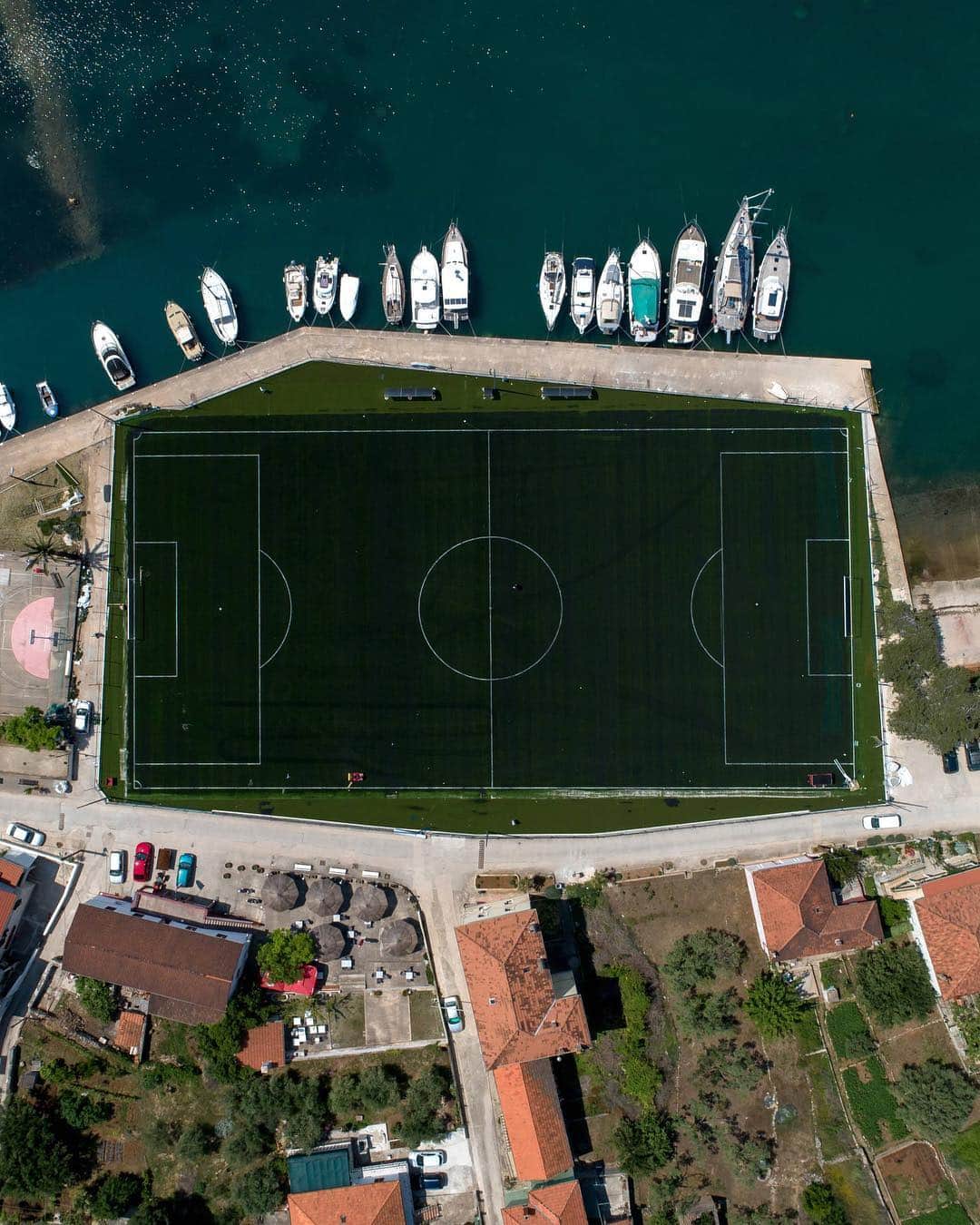 FIFAワールドカップさんのインスタグラム写真 - (FIFAワールドカップInstagram)「Football on the edge.  In #Croatia, just before land becomes sea, they play football here. 🇭🇷⚽️🤩 Will you be kicking a ball somewhere special this weekend?  #InspireFriday #WeLiveFootball」4月19日 22時51分 - fifaworldcup