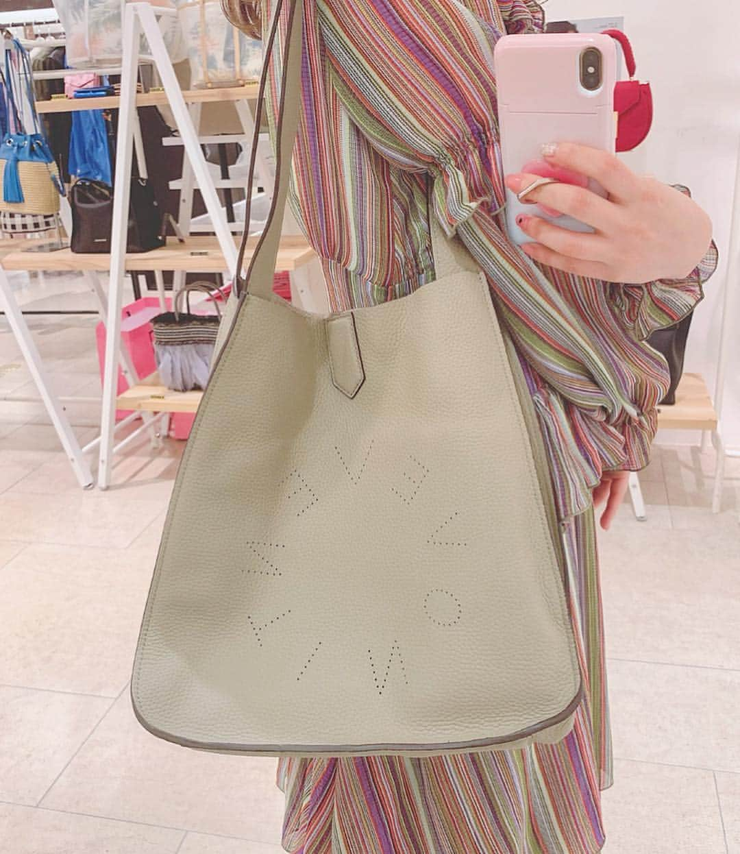 ゆいこ ◡̈♥︎さんのインスタグラム写真 - (ゆいこ ◡̈♥︎Instagram)「◡̈♥︎ ∮ ∮ 購入品 紹介 👜 ∮ ∮ 🔎 (  @29_anni ) ∮ ∮ ポップアップショップが 嬉しくて 早速🚶‍♀️✨ ∮ ∮ カラフルで形、素材にもこだわってる ポップで 可愛い物も沢山💓 ∮ ∮ お仕事、フォーマルにも使えるような シンプルでベーシックかつ、 本革なのに お手頃価格な物も🙆‍♀️ ∮ ∮ ゆいこが購入したのは 一番最後の 四角い２way のん💛 ∮ コロンとしてて かっわいいのん🥰 牛革なのに、ショルダー紐が カジュアルなとこもお気に入り💐 ∮ ∮ お店全体が キラキラしてて 店員さんも 優しく相談にのってくれはるから ついつい、長居してしまうやつよ🙊💓 #迷惑 w ∮ ∮ ∮ #29_anni #ageless_unchain #阪急うめだ本店」4月19日 22時44分 - yuiko__h