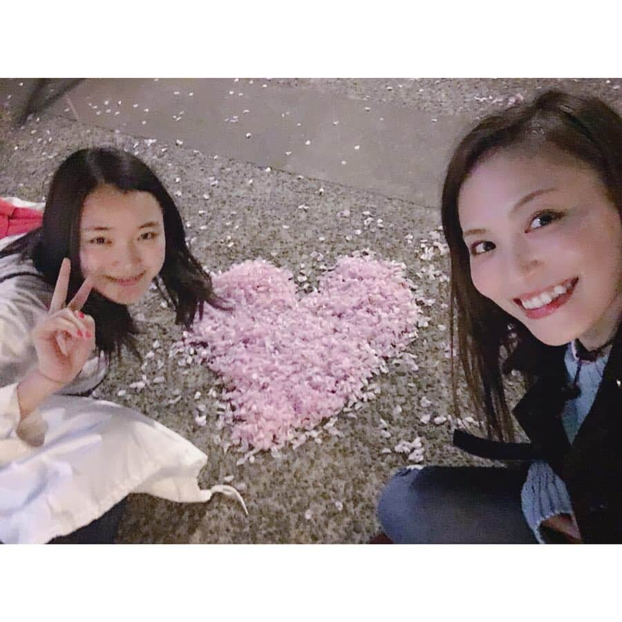 田野アサミさんのインスタグラム写真 - (田野アサミInstagram)「散ったってアート🥰﻿ ﻿ 足元から頭のてっぺんまで﻿ 愛をかんじ愛を込めて🌸﻿ 日々過ごしています。﻿ 笑顔は大切。改めて感じる最近。﻿ #桃の花びら#かき集めた﻿ #散った花びらにも愛﻿ #周りがパッと明るくなるそんな人でありたい﻿ 城戸ちゃんのおデコの富士額がハート♥️の様に見える🤤﻿ ダブルハート。﻿」4月19日 22時46分 - tano_asami