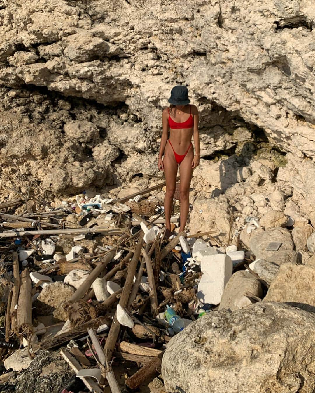 Inka Williamsさんのインスタグラム写真 - (Inka WilliamsInstagram)「We Went to a secluded beach today but it definitely wasn’t secluded by styrofoam and rubbish. Did you know that Styrofoam takes 500years to forever to decompose? I wrote something special that will be released soon. I want to talk about global warming, the destruction of plastic pollution, rainforest demolishment and the biggest threat of all: fishing nets. Killing marine life and affecting the food chain cycle, they are also destroying coral reefs and algae, which then affects phytoplankton. Coral reefs, Algae, and Phytoplankton are vital to the earth. They are the  producers of more than half of the oxygen on earth. There is so much I have to share, I think its important that we talk about this! Can’t wait for you guys to see. ❤️」4月19日 22時54分 - inkawilliams