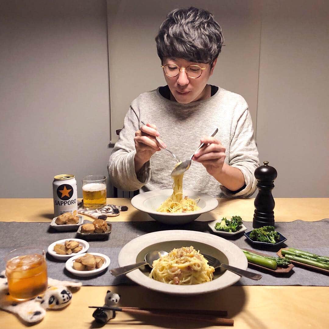 みわこさんのインスタグラム写真 - (みわこInstagram)「＊ めがねさん ( @gohantomegane )が めがねくんをすてきに描いてくださいました😳♡ とっても上手〜ってめがねくん嬉しそうでしたよ〜 ありがとうございました☺️🤓♡ . (描いてくださった似顔絵、今まではありがたく 拝見して喜んでいましたがこれからはたまにこうやって repostさせていただこうかな〜と思ってます☻) ・・・ @meganeandmiwa さん CMを拝見したときはすごくテンション上がりました。 素敵なご夫婦。勝手に描いてしまいすみません…(;o;) . . . .  #イラストレーター #イラスト #イラストグラム #いらすとぐらむ #お絵描き #お絵かき #illustrator #illustration #art  #artwork #drawing #draw #drawing✏ #絵描きさんと繋がりたい  #絵が好きな人と繋がりたい #girl #ipadpro #illustration #コーデイラスト #1日1枚 #1日1描 #めがねくんとみわこさん #めがねくん #勝手に描きましたシリーズ」4月19日 22時57分 - meganeandmiwa