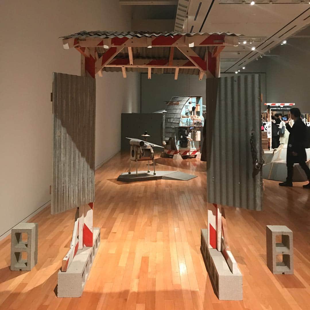 フィガロジャポンさんのインスタグラム写真 - (フィガロジャポンInstagram)「明日より東京オペラシティアートギャラリーにて、トム・サックス『ティーセレモニー』がスタート。ニューヨークのノグチ美術館での展覧会のために制作されたこの展示は、日本の茶の湯や儀礼から着想を得たもの。トムのウィットに富んだユニークな世界観を是非ご覧あれ。ビームス原宿にも、トム・サックスのポップアップショップが登場しています。(編集TAO) #トムサックス #トムサックスティーセレモニー #tomsachs」4月19日 23時02分 - madamefigarojapon