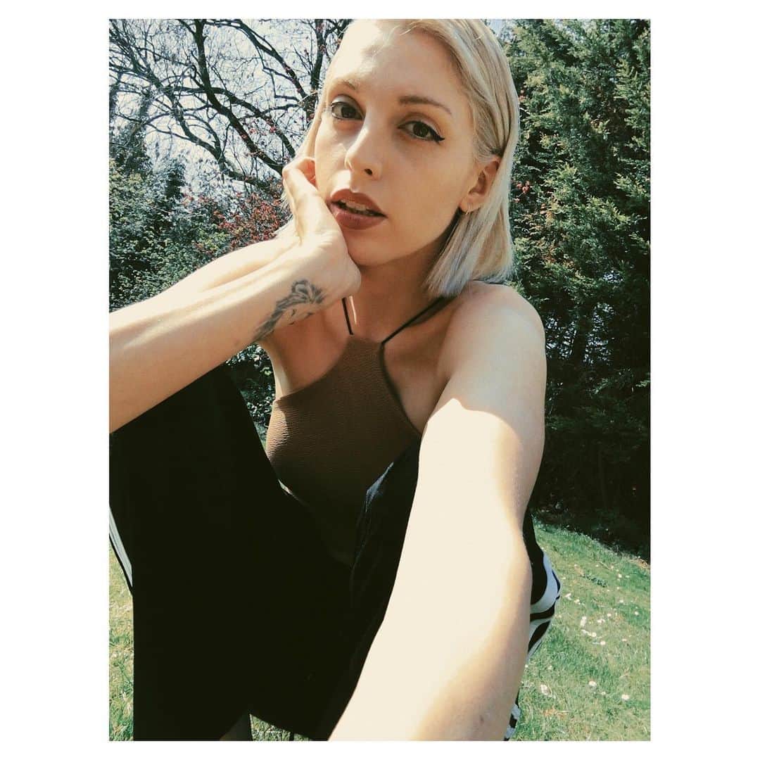 のインスタグラム：「Come to the @deviantanddandybrewery tonight! 7pm - 11pm. I’m on around 9pm.  Free Entry!💋 ロンドンにいる方！今夜 Deviant & Dandyで21時からライブします！エントランス無料」