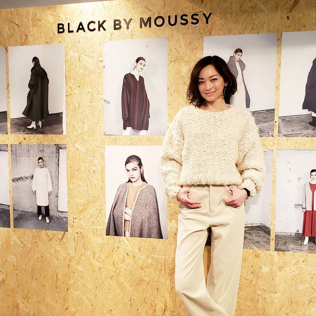 佐藤純さんのインスタグラム写真 - (佐藤純Instagram)「撮影の後に、BLACK BY MOUSSY  AW展示会へ。  @blackbymoussy_official  グリーンのロングニットが可愛かった。  今年の秋冬は、写真2枚目のようにホワイトコーデにもチャレンジしたい！  ホワイトのコーデュロイパンツも可愛かった。  #blackbymoussy  #ブラックバイマウジー #展示会 #2019AW #ロングニット #ロングカーディガン #コーデュロイパンツ #ホワイトコーデ #ファッション #ママ#ママモデル#モデル #mama #mamamodel #model」4月19日 23時06分 - junsatoidea