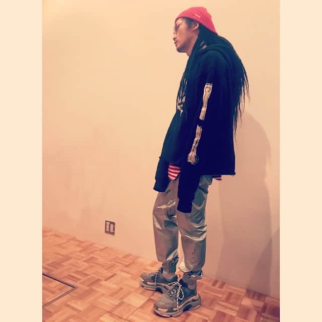 庄村聡泰のインスタグラム：「#ootd  #outfit  #supreme  #cazal  #levisvintage  #haightandashbury  #vlone  #wego  #avalone  #balenciagatriples」