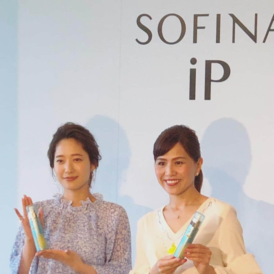 MAQUIA ONLINEさんのインスタグラム写真 - (MAQUIA ONLINEInstagram)「花王「ソフィーナ iP」主催で“好印象を与える秘訣”をテーマにしたトークイベントが開催されました。 印象評論家・重太みゆき先生とフリーアナウンサー・吉田明世さんが登壇し、日々繰り返される一瞬の印象についてトーク。人と話す時の第一声で、どこまで印象が変わるかの実践もあって楽しくためになるトピックが盛りだくさん。なかでも、肌の潤い・ツヤ・血色が人に与える印象について、「枯れた葉より青々とした葉をつけている樹木の方が明るくいい印象を与える」との表現が心にグサッと刺さりました。  確かに、仕事や家事に追われて疲れてるとまさに心も肌も枯れた印象になってるんですよね。これは加齢のせいではない、多忙ゆえの不調。そんなときこそ、「SOFINA iP ベースケア エッセンス（土台美容液）」ですね。洗顔後に加えるだけで肌が、本当にすぐに潤うんです。肌の調子がいいと気持ちも上がっていいこと尽くめ！ 吉田明世さんも、育児と仕事で忙しい日々のなか、「SOFINA iP ベースケア エッセンス（土台美容液）」を使いはじめたら、自分で気がつく前に周囲から肌の状態をほめられるようになったとか。製品の確かな実力を改めて感じますよね。 WEB編集MN  SOFINA iP ベースケア エッセンス(土台美容液) ¥5,000(編集部調べ)  #花王 #kao #ソフィーナiP #ソフィーナiPベースケアエッセンス #ソフィーナ土台美容液 #sofinaip #マキア #maquia」4月19日 23時13分 - maquia.magazine