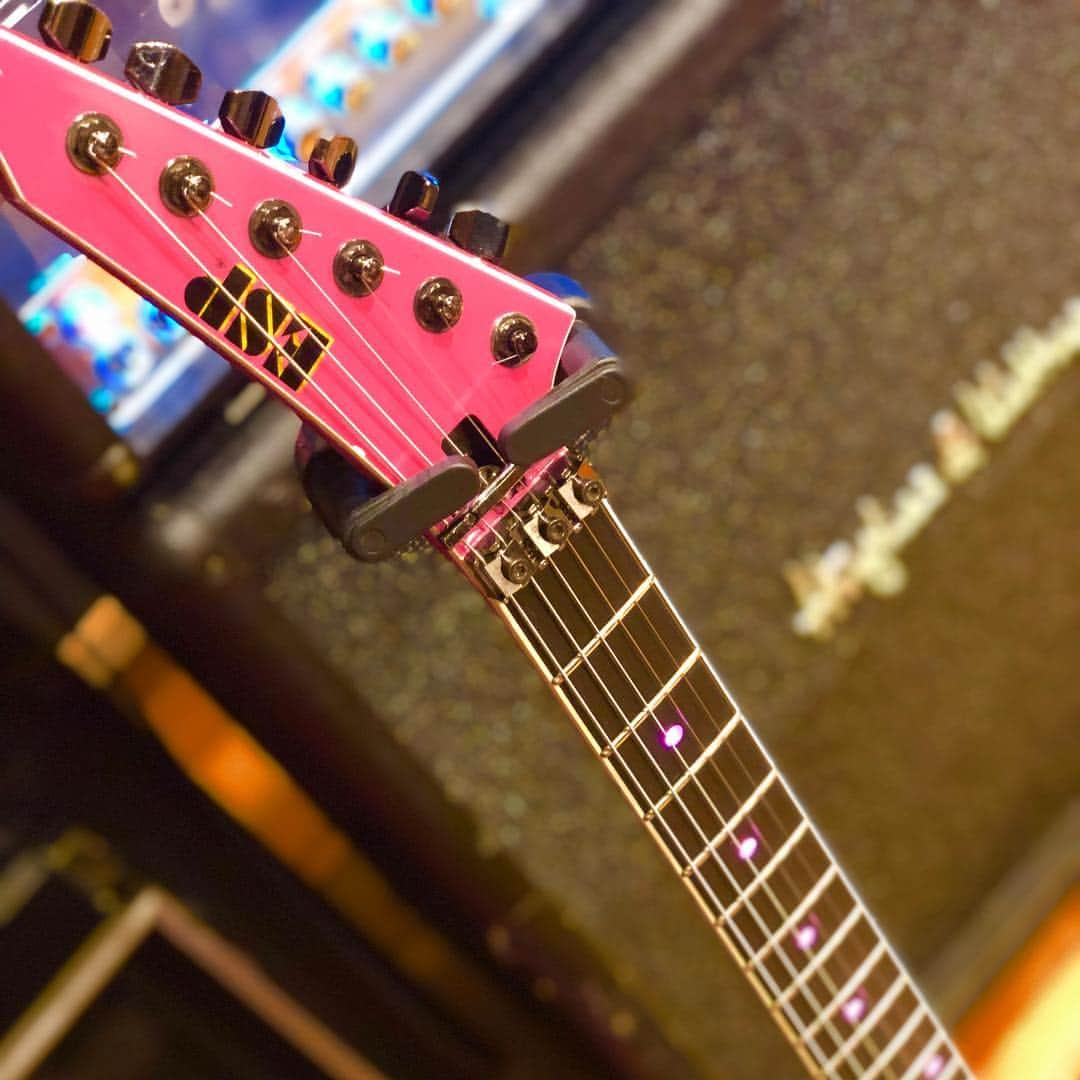 トキさんのインスタグラム写真 - (トキInstagram)「New Nail🎸 トキのギターESP CHUNPA Vのヘッドと、 ギターの裏に書いてある"ROCK'N'CHUNPA‼︎"の文字をアメコミ風に、描いて頂きました❤️ よっしーが、すごい！ちゃんとロック式やん！って言うてた笑 #なかやまちえこ さん(@chiekonakayama )にやって頂きました🌸 めっちゃ可愛くてアガる！ いつも元気の出るネイルをありがとうございます！🌟 明日からのツアー頑張るぞ〜〜！ ・ #Aldious #アルディアス #aldioustoki #Newnail #ギターネイル #ESP #CHUNPAV #guitar #guitarnails」4月19日 23時22分 - aldioustoki