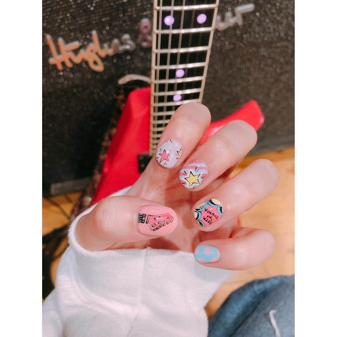 トキさんのインスタグラム写真 - (トキInstagram)「New Nail🎸 トキのギターESP CHUNPA Vのヘッドと、 ギターの裏に書いてある"ROCK'N'CHUNPA‼︎"の文字をアメコミ風に、描いて頂きました❤️ よっしーが、すごい！ちゃんとロック式やん！って言うてた笑 #なかやまちえこ さん(@chiekonakayama )にやって頂きました🌸 めっちゃ可愛くてアガる！ いつも元気の出るネイルをありがとうございます！🌟 明日からのツアー頑張るぞ〜〜！ ・ #Aldious #アルディアス #aldioustoki #Newnail #ギターネイル #ESP #CHUNPAV #guitar #guitarnails」4月19日 23時22分 - aldioustoki