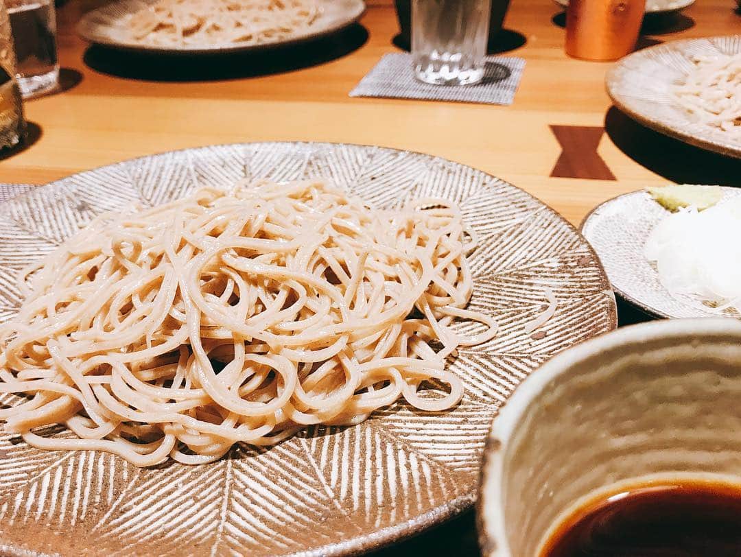 石川文菜さんのインスタグラム写真 - (石川文菜Instagram)「. . . こんなに美味しいクロムツを食べたのは初めて。 . だし醤油で食べる刺身は自分の中でとても新鮮で最高でした！ . . オリジナルの配合で打たれているというお蕎麦も香り高くて良かったなぁ。 . . お蕎麦屋さんのコース料理っていいですね☺️ . . . とっても素敵な壮行会でした🍴 . . #pic #photo #foodporn #foodstagram #japanesefood #vsco #vscocam #vscogram」4月19日 23時30分 - bun0404