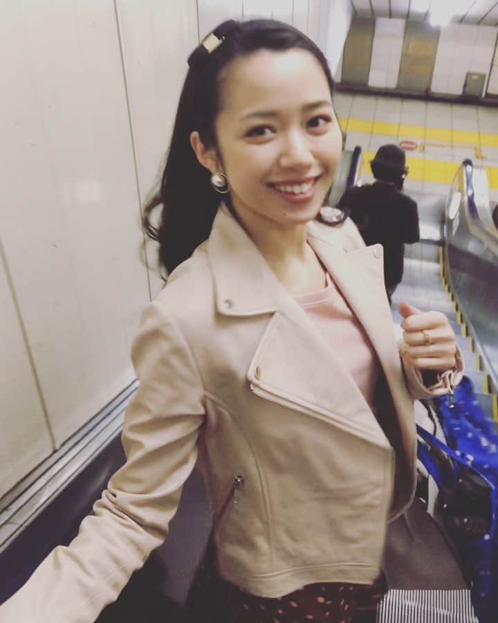 高山璃奈のインスタグラム：「. . 最近、頭のなかでずーっと 「ナキムシのうた」が流れてる😚🎶 . . 「人は前を向いてしか 歩いていけない生き物だから  そんなに過去にすがらずに どうか好きなだけ泣いてください」 . . なんて優しい歌なのだ〜〜☺️❤️ . . あと 「はるか遠くの向こうには  流した涙の数だけ 幸せの花が咲く  だから元気が出たなら歌いましょう」 って部分も好きo(^_^)o . . #動画全然関係ないやんけ 😂 #ある日の帰り道  #ぶりっこ癖はなおりません 🙈 #泣き虫 #これも治らん😝 #たくさん泣いて  #たくさん歌おう 🥳🥳🥳 * #ナキムシのうた #風味堂  #昔ボイトレで練習した歌 😚 #元気をくれる歌#nowplaying」