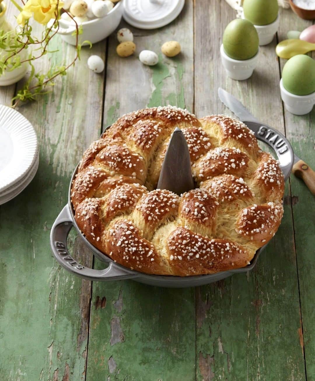 Staub USA（ストウブ）さんのインスタグラム写真 - (Staub USA（ストウブ）Instagram)「🌷🐣Making Easter Bread? Use your Staub Cast Iron Chicken Roaster for super even cooking!」4月19日 23時36分 - staub_usa