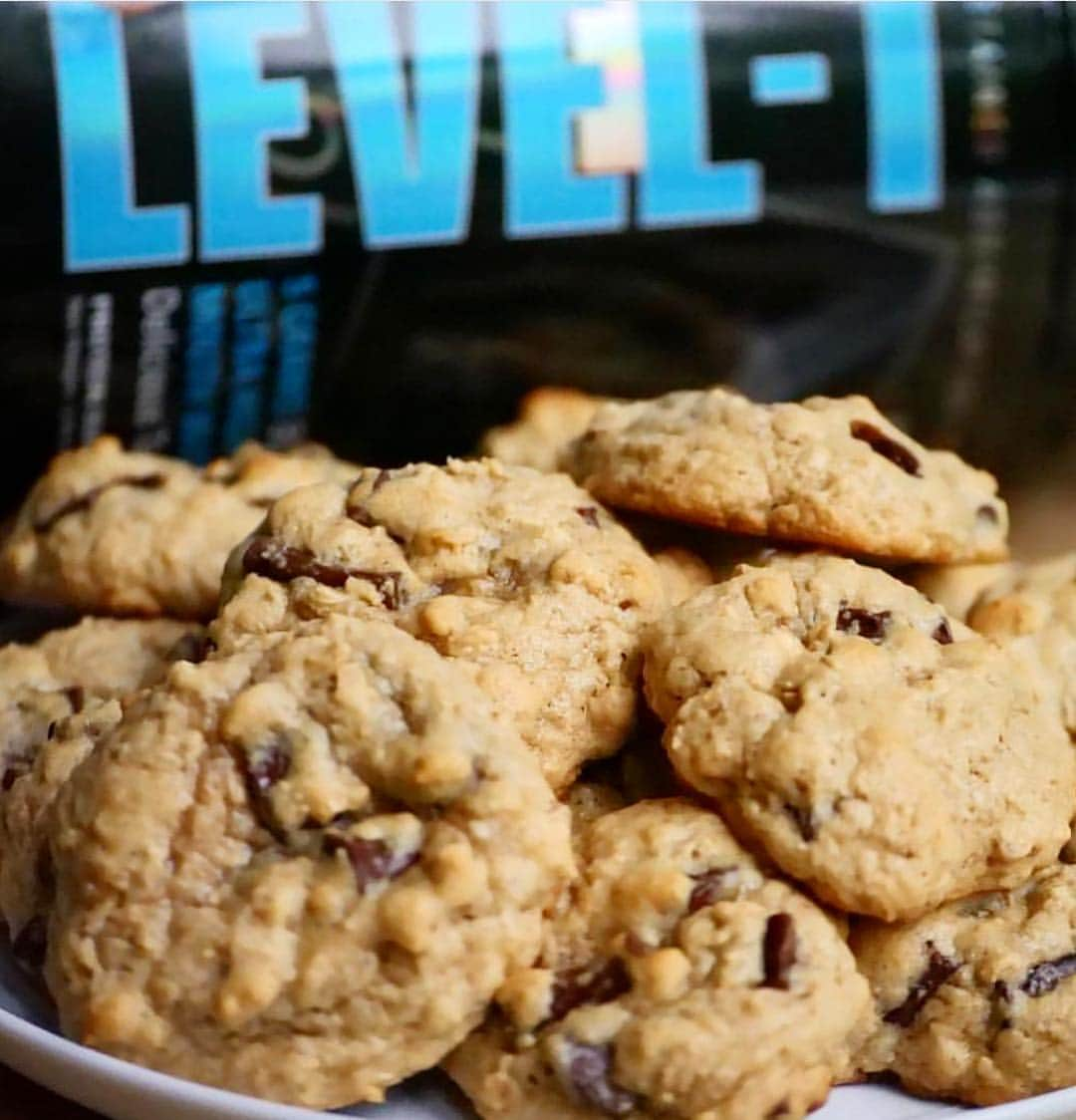 アナ・チエリさんのインスタグラム写真 - (アナ・チエリInstagram)「Chocolate Chunk Cinnamon Oatmeal Cookies! ⠀⠀⠀⠀⠀⠀⠀⠀ ⠀⠀⠀⠀⠀⠀⠀⠀ Ingredients: 1. 1 cup @1stphorm Cinnamon Cookie Batter protein 2. 1 1/2 cup oats 3. 1 cup almond four 4. 2 eggs 5. 1  teaspoon baking soda 6. 1 1/4 teaspoon vanilla 7. 1/4 cup honey (I used raw honey) 8. 8 tablespoons (1/2 cup) grass fed butter 9. 1 cup enjoy life chocolate chunks *can add extra cinnamon for an extra cinnamon flavor 🤤 Directions: -Pre-heat oven 300. -Mix wet ingredients in one bowl, & dry ingredients in Nether bowl. Next, combine until dough consistency! -Fold in chocolate chunks -Heaping scoop 1 tablespoon full of dough and place on baking pan with parchment paper. -Bake for 5-8 minutes! (I like mine undercooked for extra gooey) -Makes roughly 24-25 cookies! ⠀⠀⠀⠀⠀⠀⠀⠀ @drlindseyschmidt made these @1stphorm cookies 🍪 and they look amazing!! Can’t wait to try this recipe 🙌🏼👏🏼👏🏼👏🏼」4月19日 23時38分 - anacheri