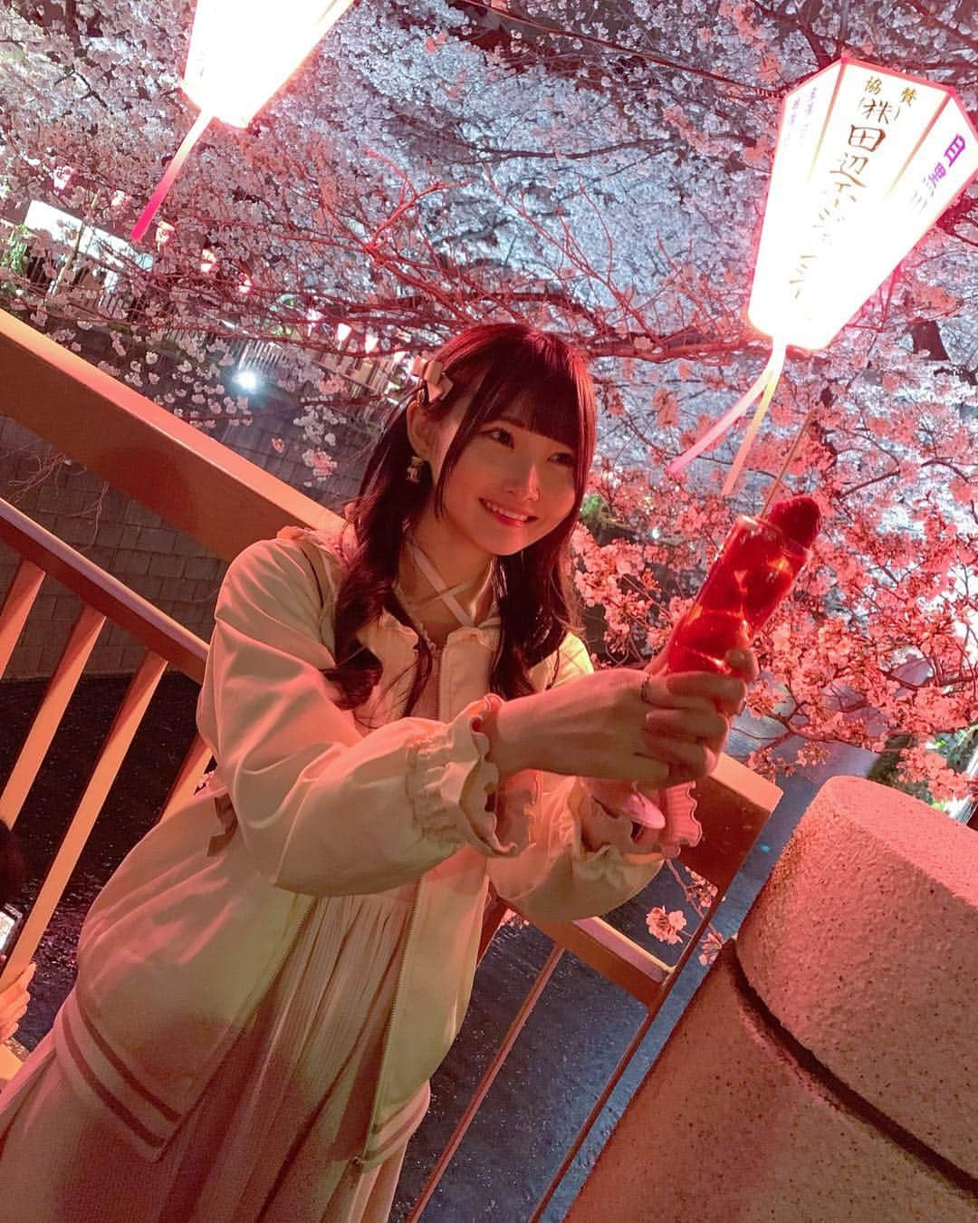 虹のコンキスタドールさんのインスタグラム写真 - (虹のコンキスタドールInstagram)「いつぞやのお花見🌸🍡おはなみゆてん〜！ これぞインスタ映え！な！苺スパークリングうまみぽよ( ∩'-'🍓⊂ ) 謎の宇宙人やら人形がいてすぎょいとなりましたっ笑  #お花見 #桜 #苺 #目黒川 #中目黒 はおしゃれだね #インスタ女子 #かたおかみゆ #片岡未優 #虹コン #2zicon #ニジスタグラム #圧倒的かたおかみゆ」4月19日 23時52分 - 2zicon