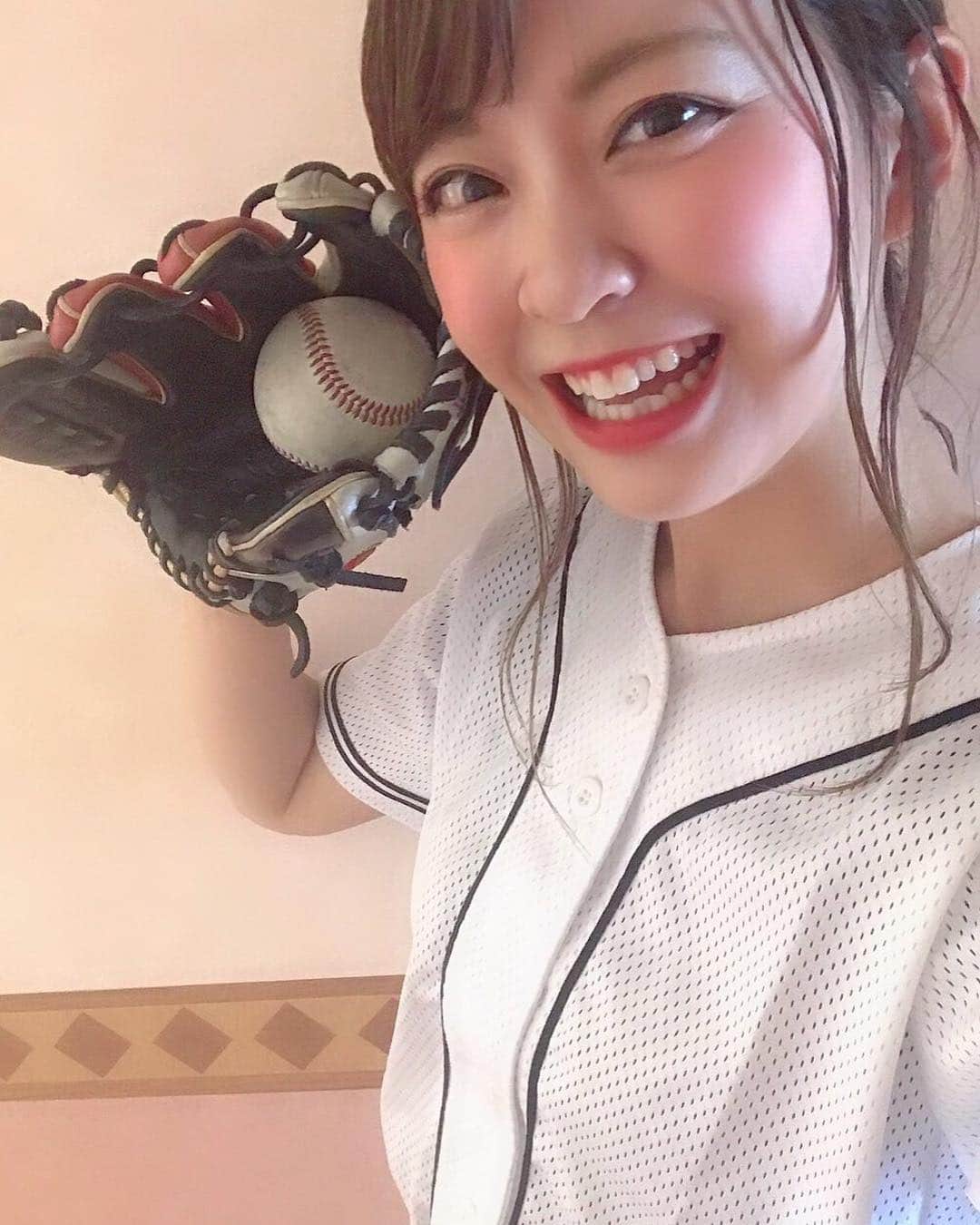 のインスタグラム：「. 本日は初めてのCM撮影でした✨ 内容はまさに"投げる仕事"⚾️ 球速も、キレイな球の軌道も、精密機器的コントロールも必要で...難しかったけど楽しかったです☺️💓優しいスタッフの皆様とともに頑張りました💪🏼 完成したらまたお知らせします🎬 #cm #commercial #fukuoka #sports #baseball #nichiban #japan #⚾️ #🏋️‍♀️」