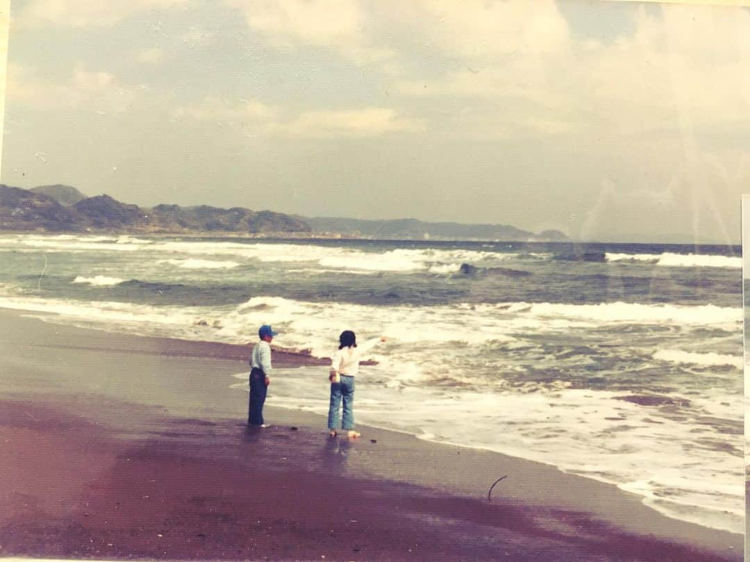 丸山智己さんのインスタグラム写真 - (丸山智己Instagram)「スケジュールが空いたので母に会いに実家に来たらアルバムが。 小学校上がる頃か。 誕生日で長野から千葉の南房総まで旅行に行った時の写真。 鴨川あたりだろうか。 この頃は高速道路もまだあまりなく、地の果てまで来たようなそんな場所だった。 40年近く経った後、この海でサーフィンしてるなんて思いもしなかった。 ましてや役者になるなんて露ほども思ってなかった。  人生ってホント面白い。  #懐かしい写真 #実家 #人生って面白い #三宿第一サーフィン部」4月19日 23時49分 - tomomi.maruyama0327