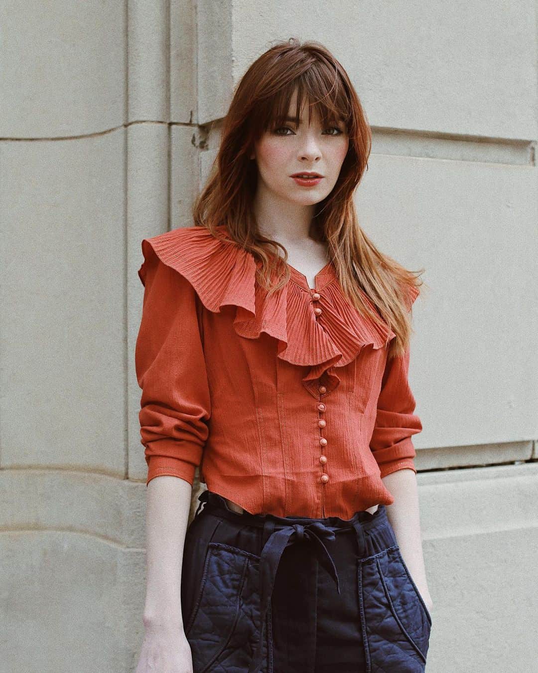 ジェーン・アルドリッジのインスタグラム：「Coral & navy might be my new favorite color combination 🍊🌊 lovely quilted  twill pants by @seanewyork, full post on the blog!」
