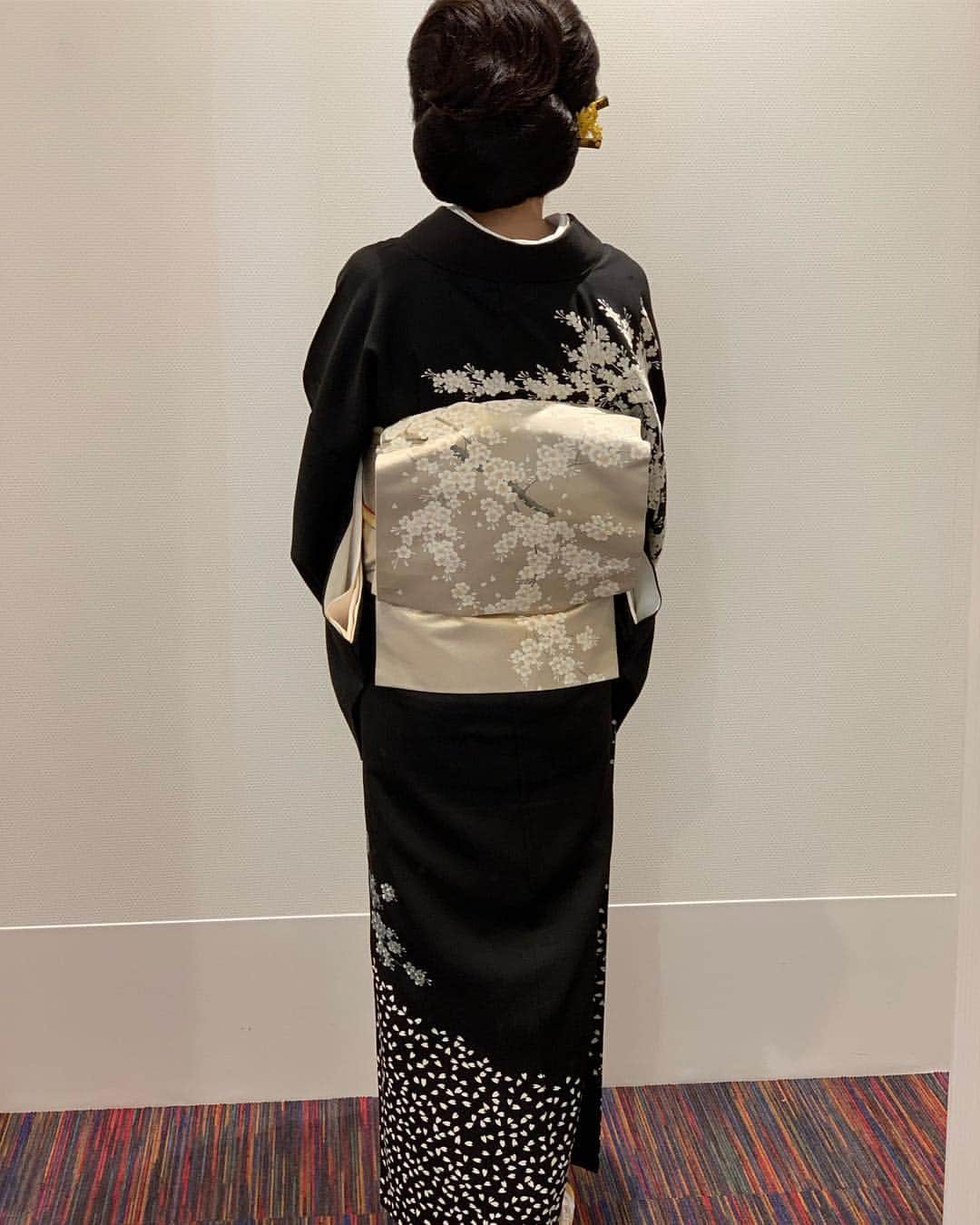 岸本加世子のインスタグラム：「母の形見の着物。桜の季節しか着れません。」