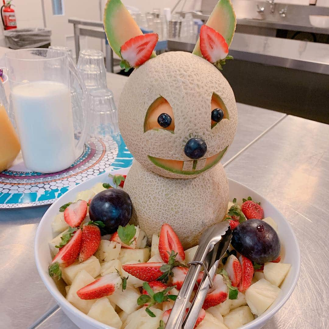 吉田ちかさんのインスタグラム写真 - (吉田ちかInstagram)「So it’s Easter weekend and a lot of people in Australia are enjoying a long weekend. Good Friday and Easter Monday are not public holidays in the states so Easter feels like a much bigger deal here! ﻿ ﻿ Pudding’s day care had an Easter Breakfast where we got to eat these hot cross buns. I had actually been buying them at the grocery store not knowing that they were an Easter thing!﻿ ﻿ The birth of the hot cross buns date back to the 12th century when a monk baked some buns and marked them with a cross to honor Good Friday. And although you can buy them at any Coles or Woolworth’s quite easily these days lol back in the late 16th century the sale of hot cross buns were forbidden at any time other than burials, Good Friday, and Christmas. They were thought to have a magical powers warding off bad spirits and protecting from fires and other dangers. It’s fun learning history through food! ﻿ ﻿ 今週末はイースターでオーストラリアでは多くの方が4連休を楽しんでいます！アメリカでは、グッド・フライデーとイースターマンデーは祝日ではないので、こんなにもイースターを感じるのは初めて。﻿ ﻿ プリンのデイケアでもEaster Breakfastがあり、この時期になるとよく見かけるhot cross bunsをいただきました❤️ 先日ちか友の方に教えていただくまでイースター限定のものだと知らず、普通にスーパーで買ってましたw ﻿ ﻿ Hot cross bunsは、「グッド・フライデー」を記念するために、ある修道士がパンに十字を描いて配ったのが始まりだと言われています。今はスーパーでも気軽に買えちゃいますが、16世紀後半はお葬式、グッドフライデー、そしてクリスマス以外にhot cross bunsを売るのは禁じられていたとか。魔除けや災害からのお守りとしても使われていたみたいです。食べ物から学ぶ歴史、面白い！﻿ ﻿ #ちょっと女の子らしくしてあげないとと思いピンを #前みたいにヘッドバンドはしてくれない😢 #ピンしてもおでんくんに似てるのは変わりない ﻿ ﻿ #またまた新しい動画をアップしました #私たちのとある一日 #よかったら見てください﻿ ﻿ #うさぎ版ジャコランタン🐰🎃🍈 #メロンの #スワイプ」4月19日 23時57分 - bilingirl_chika