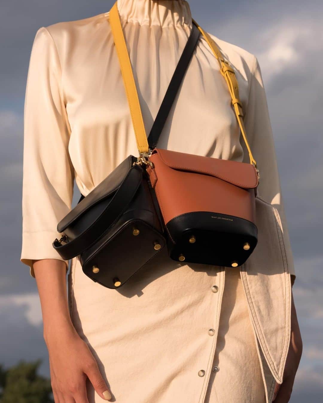 ウォントのインスタグラム：「In Contrast: think soft neutrals paired with Sunrise Yellow, Pool Blue or True Red for a bold yet warm balance. Shop color-blocking for her, link in bio. — #WANTSS19 #wantlesessentiels #design #colorblock #fashion」
