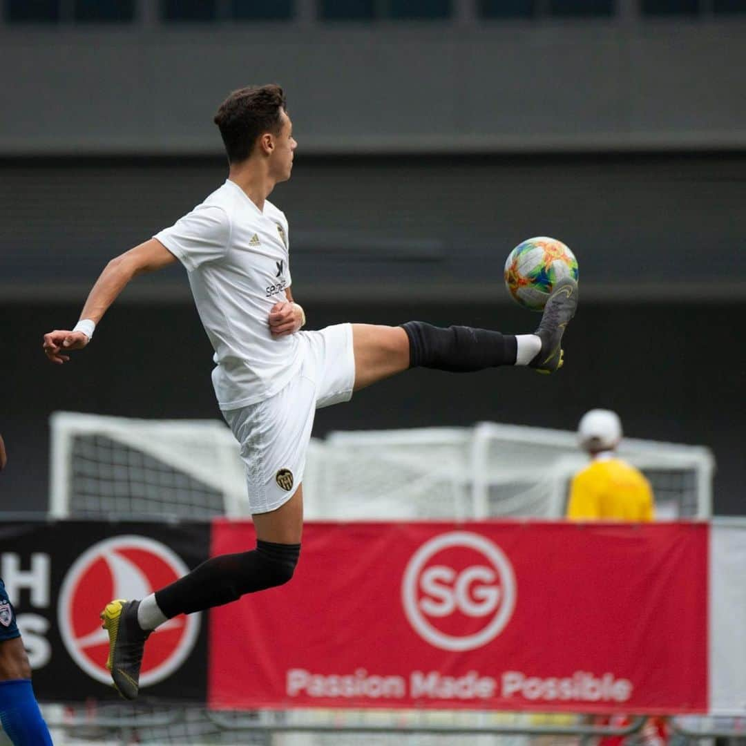 バレンシアCFさんのインスタグラム写真 - (バレンシアCFInstagram)「Spectacular debut at the @jsslsingapore by our #VCFAcademy 🦇🖤 . ⚽️🇸🇬 Primera jornada del torneo JSSL Singapore International 7s superada con éxito para nuestros  #VCFAcademy 🦇 . Los chicos han ganado sus dos partidos . ✅ Valencia CF - Johor Darul (1-0) ⚽️ Hugo González ✅ Urawa Reds - Valencia CF (0-3) ⚽️ Hugo González (2) y Olmedo . 🔛 Nuestras chicas @vcf_femenino  cierran el día con dos victorias y una derrota . ❌ VCFF - FC Barcelona (0-1) ✅ VCFF - Chonburi FC (4-1) ⚽️ Hat-trick de Elena y Saray ✅ VCFF - JSSL (1-0) ⚽️ Elena . ¡Vamos chic@s! Mañana seguimos compitiendo desde Singapur . #amuntvalencia #valenciacf」4月20日 0時04分 - valenciacf