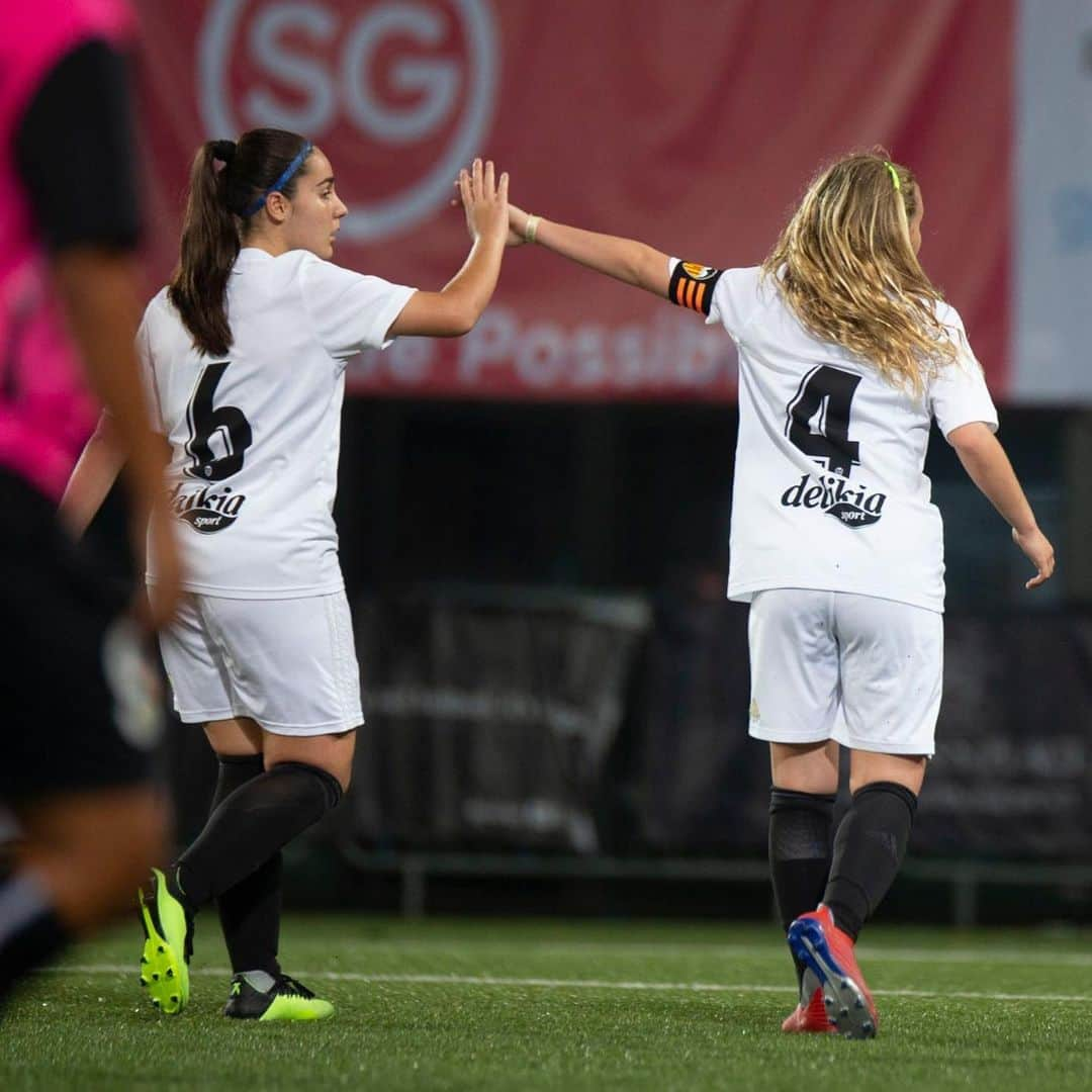 バレンシアCFさんのインスタグラム写真 - (バレンシアCFInstagram)「Spectacular debut at the @jsslsingapore by our #VCFAcademy 🦇🖤 . ⚽️🇸🇬 Primera jornada del torneo JSSL Singapore International 7s superada con éxito para nuestros  #VCFAcademy 🦇 . Los chicos han ganado sus dos partidos . ✅ Valencia CF - Johor Darul (1-0) ⚽️ Hugo González ✅ Urawa Reds - Valencia CF (0-3) ⚽️ Hugo González (2) y Olmedo . 🔛 Nuestras chicas @vcf_femenino  cierran el día con dos victorias y una derrota . ❌ VCFF - FC Barcelona (0-1) ✅ VCFF - Chonburi FC (4-1) ⚽️ Hat-trick de Elena y Saray ✅ VCFF - JSSL (1-0) ⚽️ Elena . ¡Vamos chic@s! Mañana seguimos compitiendo desde Singapur . #amuntvalencia #valenciacf」4月20日 0時04分 - valenciacf