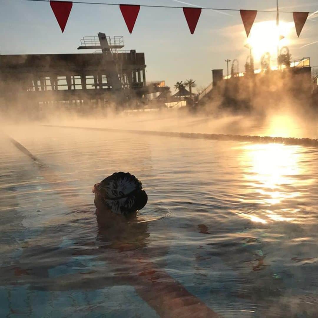 スピードさんのインスタグラム写真 - (スピードInstagram)「Summer evening swims 🌞 🏊 Photo by @aurorec97 #Speedo #LoveToSwim #DreamPools」4月20日 0時05分 - speedo