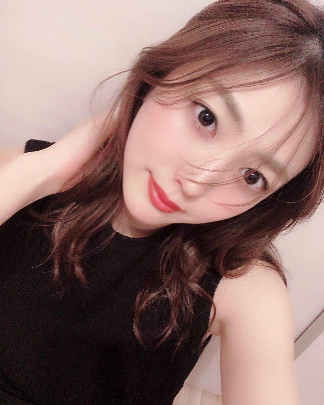 岩﨑名美さんのインスタグラム写真 - (岩﨑名美Instagram)「展示会で頼んでいた可愛いお洋服たちが届きはじめる時期。 着たらのせますしあわせ👼  #gn  #selfie」4月20日 0時10分 - nami_iwasaki