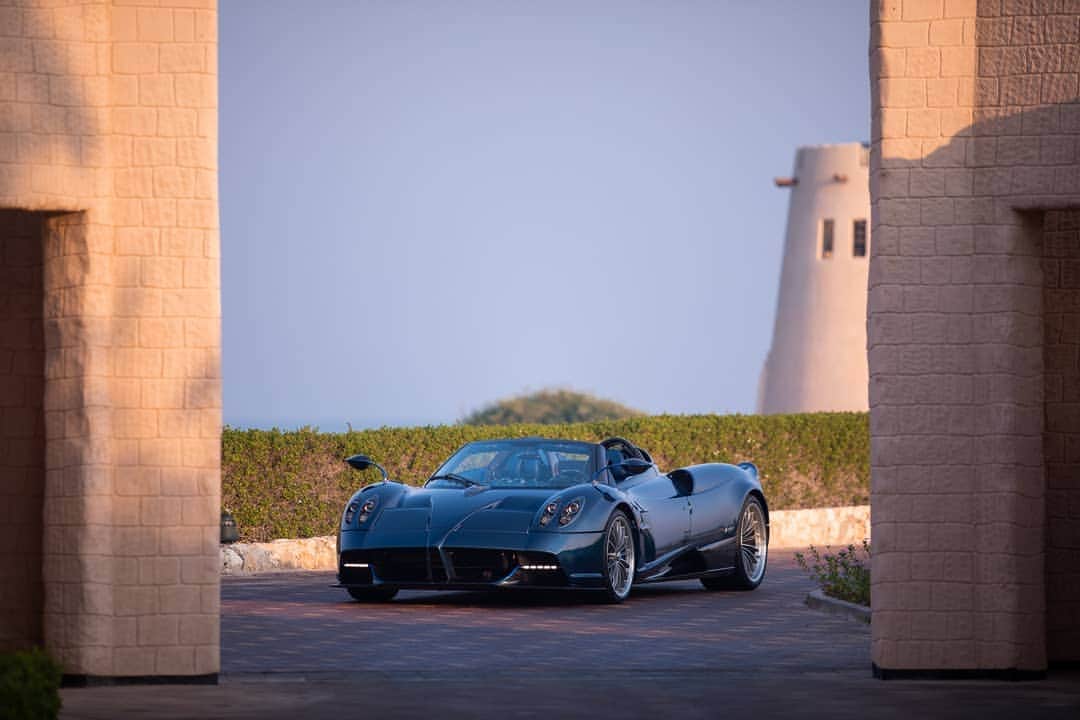 パガーニ・アウトモビリのインスタグラム：「The pursuit of beauty as one of the fundamental concepts of the Pagani Huayra Roadster... #pagani #huayra #huayraroadster」
