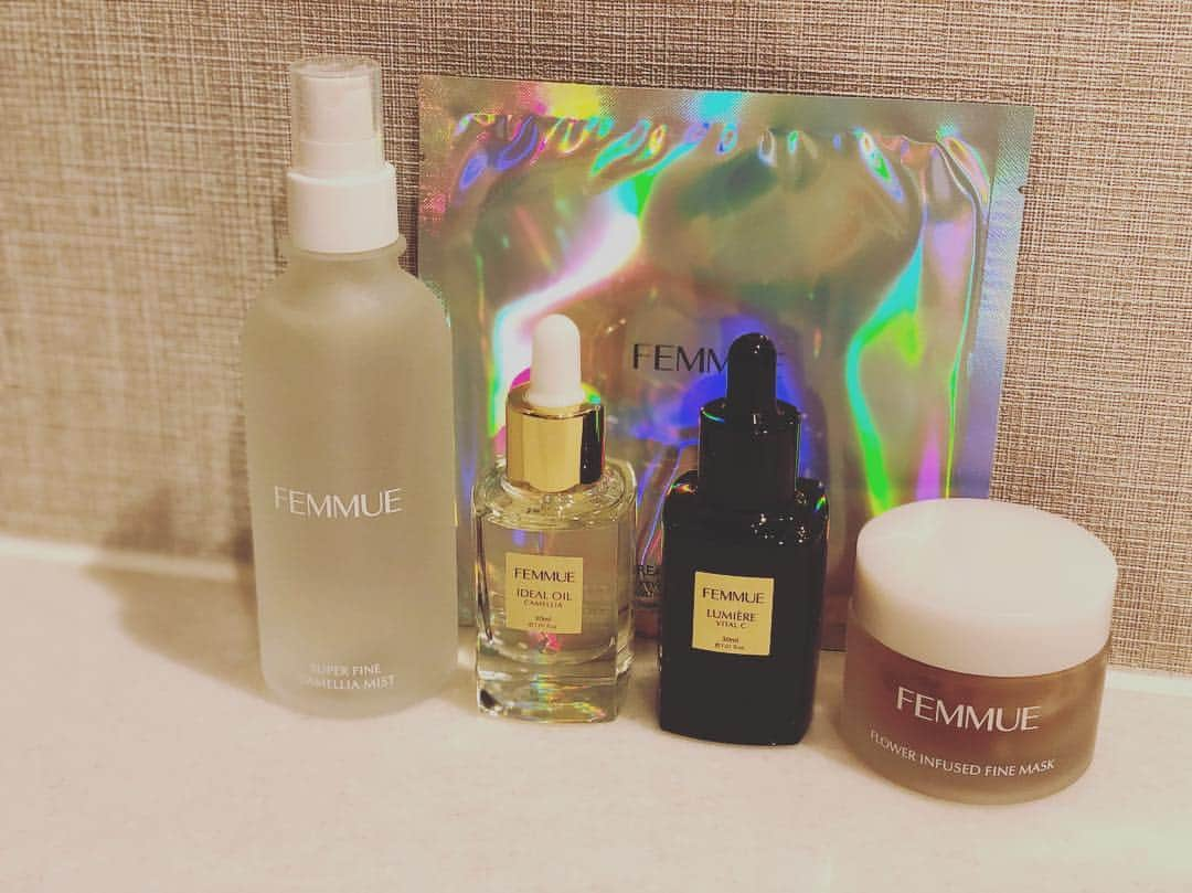 英玲奈さんのインスタグラム写真 - (英玲奈Instagram)「ずっと気になっていた、 #femmue ボタニカルスキンケアブランド。 植物好きの私はチェックせずにはいられない╰(*´︶`*)╯♡ 贅沢なカメリアエキスにオイル。 ライン使いしてみます！ #スーパーファインモイスチャーミスト #ルミエールヴァイタルC #アイディアルオイル #フラワーインフューズドファインマスク #ドリームグロウマスク クッションファンデも気になってるー。 #オーガニックライフ #オーガニックコスメ」4月20日 0時14分 - erena_erenyan