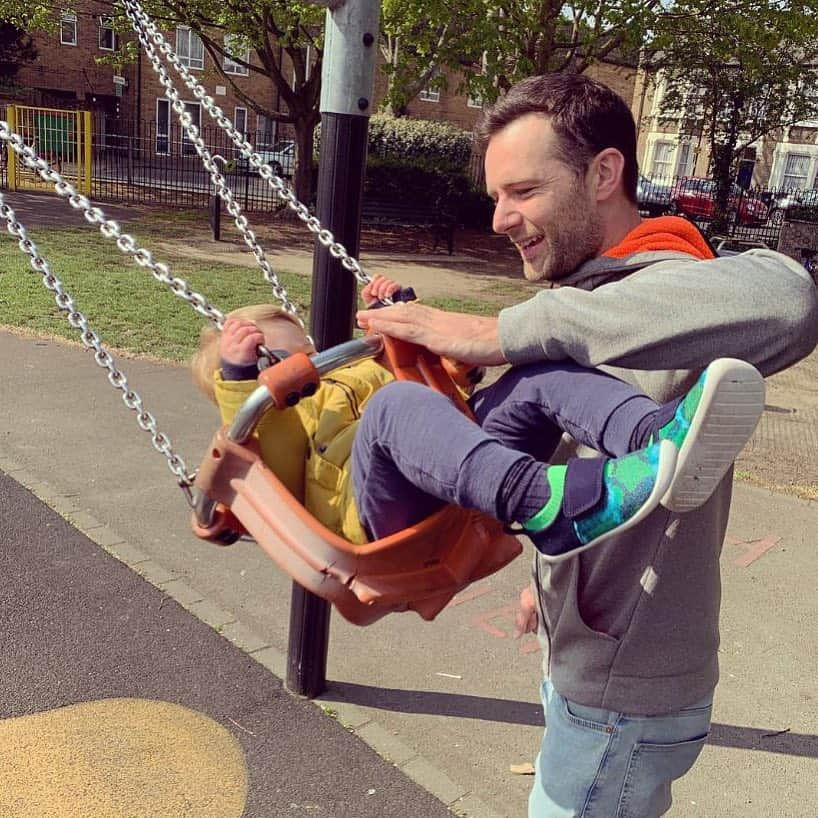 ハリー・ジャッドさんのインスタグラム写真 - (ハリー・ジャッドInstagram)「AD| How epic is this weather!! Makes such a difference with the kids as we can just head outside and burn off some of their energy! With Kit this basically involves spending 30 minutes minimum in the swing and then animal or insect spotting! His awesome new shoes are the Clarks Kids x National Geographic Collection and the print is based on a Panther Chameleon (sadly we haven’t spotted them walking around the park yet!) It’s such a cool collaboration because supports the #SaveTogether initiative which raises awareness and supports conservation efforts around the world 🌍🤘🏽@clarkskids @natgeouk」4月20日 0時17分 - harryjudd