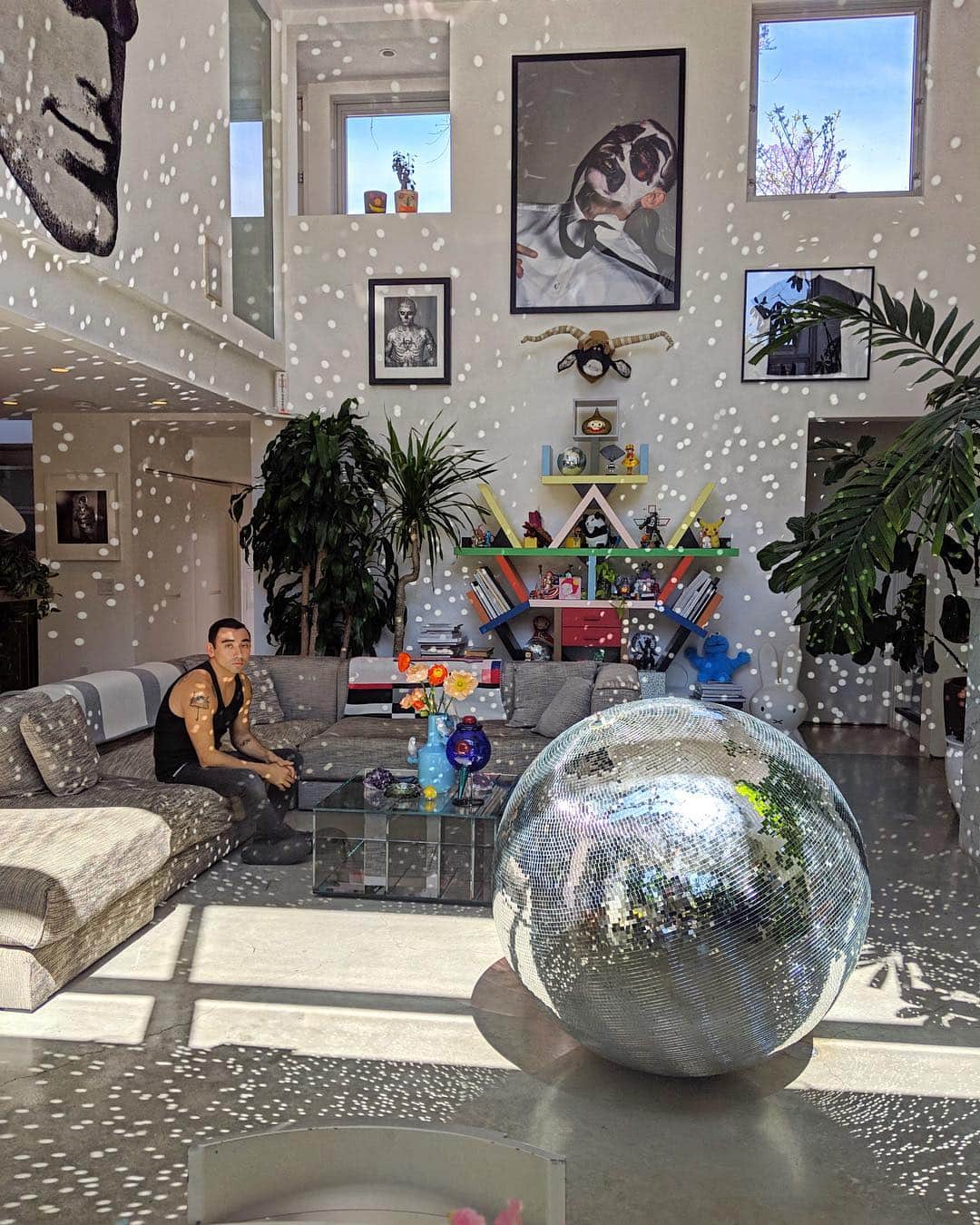 ニコラ・フォルミケッティのインスタグラム：「🏡 House Tour coming very soon ✨ Subscribe to my youtube channel. ➡️ Link in bio ✨」