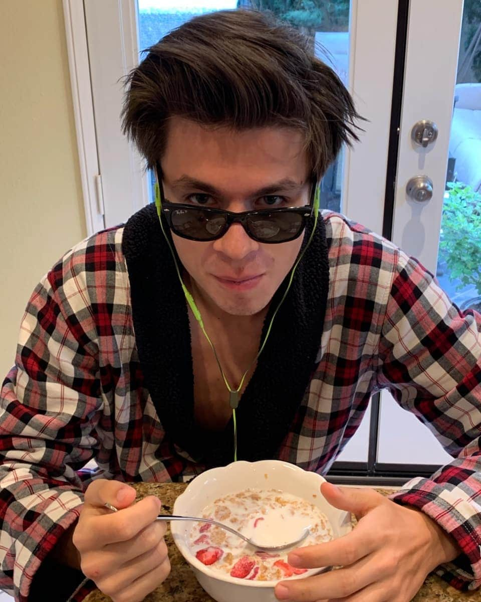 ヤロスラフ・パニオットのインスタグラム：「my mama makes me wear sun glasses, because she like to turn on light in all house😅 but i prefer darkness😎🕵️‍♂️ #morning #morningcereals #cereals #glassesathome #justcool」