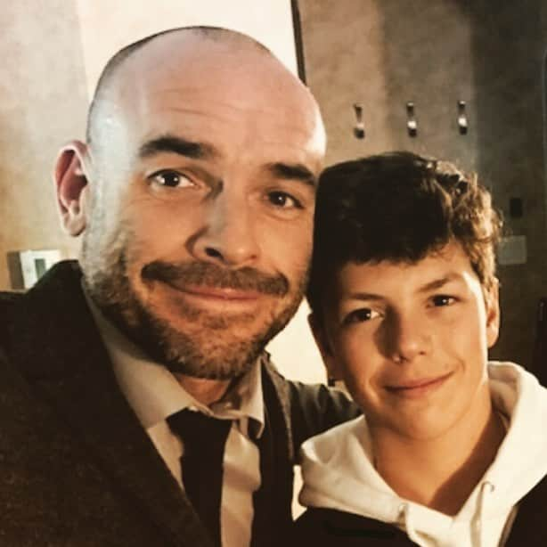 ポール・ブラックソーンさんのインスタグラム写真 - (ポール・ブラックソーンInstagram)「Happy 17th birthday to my epic Godson @leo.arney ! His Dad and I have been best mates since we were 11 and to see top lad Leo grow up over the years has been a beautiful thing. I’m looking forward to a swim across the lake with you soon Leo - even if it is freezing cold! This pic is from a couple of years ago, on a set visit to #Arrow. XoxoX」4月20日 0時27分 - paulblackthorne