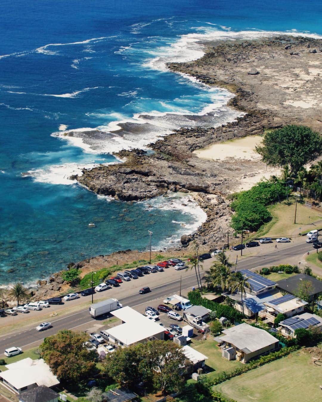 ジョン・ジョン・フローレンスのインスタグラム：「Stoked to see another one of my favorite restaurants at home making a change for our ocean.  Pupukea Grill is the blue food truck in the bottom of this photo right across from Sharks Cove.  They eliminated plastic straws last year and are now getting rid of all of their single use plastics.  Stop by next time your in town!! #EarthDay is coming up soon, it would be great to know of any restaurants doing cool things down here in Australia too.  We are around Melbourne now and then Margaret River next month if you have any ideas.  Would love to visit some new places.  #getoutthereandlearn #plasticfreehawaii」