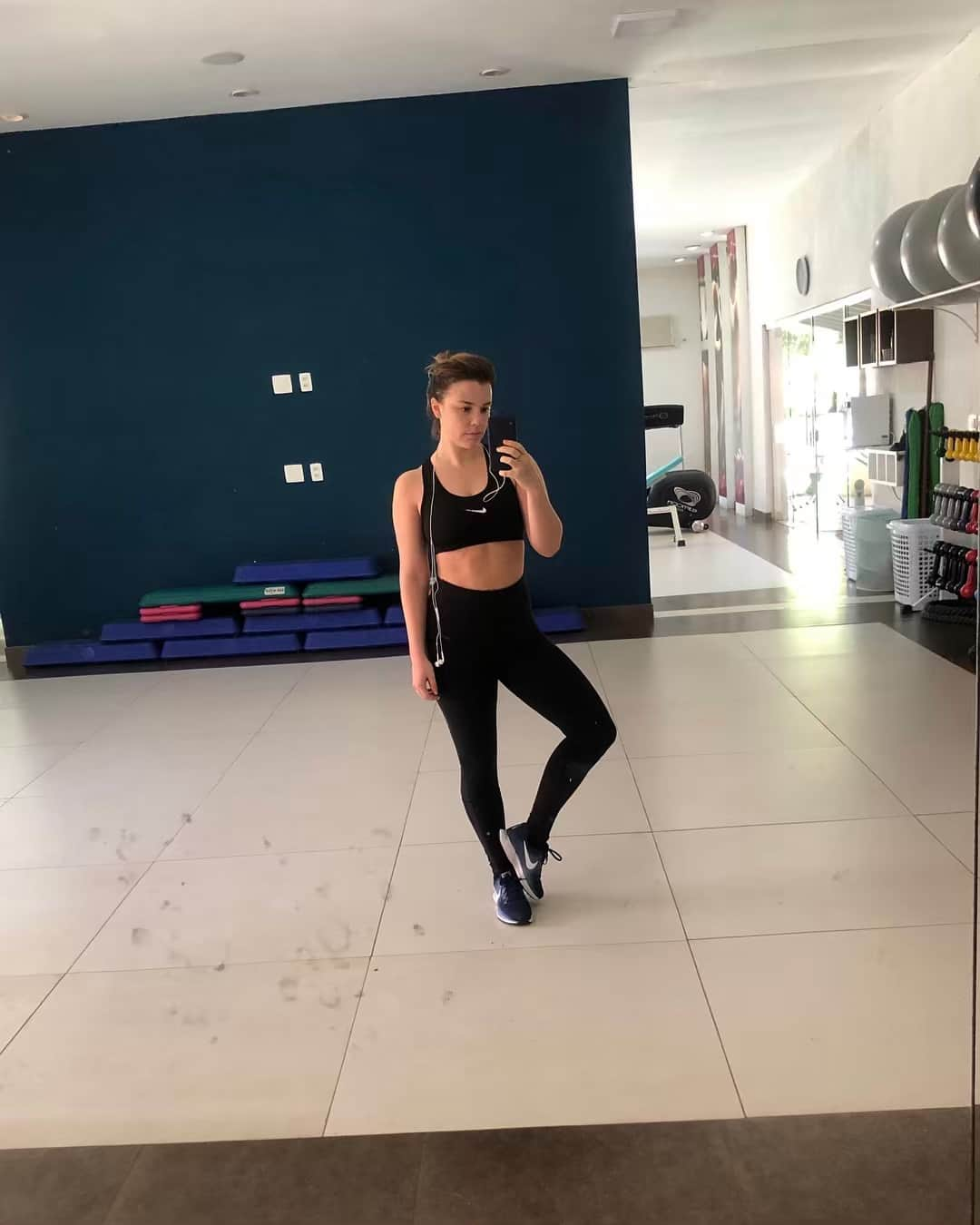 Alice Wegmannさんのインスタグラム写真 - (Alice WegmannInstagram)「fui atleta por 8 anos, federada em ginástica olímpica e natação, treinava 7h por dia. exercício físico pra mim é quase como respiração 🖤 hoje faço quando posso, como posso, priorizando sempre saúde e prazer. corpo é casa.  obrigada @saisonspa pelos dias de descanso da mente aqui. sempre parece que volto pro rio ainda mais viva.」4月20日 0時22分 - alicewegmann