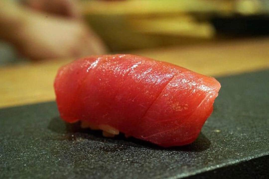"TERIYAKI" テリヤキ編集部さんのインスタグラム写真 - ("TERIYAKI" テリヤキ編集部Instagram)「⠀ ⠀【田久鮓】@札幌⠀ ⠀ 地方の鮨店では珍しい、赤酢と塩を効かせたシャリが特徴的なお店🍣⠀ ⠀ 魚介は北海道のみならず、本州から取り入れています✨⠀ ⠀ 遅い時間でも本格的な鮨を楽しめる一軒として、覚えておきたいですね😋⠀ -----------------------------------⠀ ⠀【Takuzushi】@ ⠀Sapporo⠀ ⠀ ●A rare shop in rural sushi store, a characteristic shop with red vinegar and salt-fired Shari 🍣⠀⠀⠀ ⠀ ●Seafood is not only imported from Hokkaido, but from Honshu ✨⠀ ⠀ ●I want to remember it as one that can enjoy full-fledged sushi even in late hours 😋⠀ -----------------------------------⠀ テリヤキ編集部公式アカウントでは、本当に美味しいお店をご紹介しております。アプリの方もチェックお願い致します！😊 ・ 『 #テリヤキ掲載店』をつけて投稿いただいた中から素敵なお写真をご紹介いたします！ぜひ投稿してみてくださいね！⠀ ------------------------------------ #テリヤキ #本当に旨い #美食 #美食倶楽部 #鮨会 #food #グルメ#うまい#いいね#food #foodimc #ファインダー越しの私の世界#飯#東京カメラ部#いいね返し#foodpic#foodgram#instafood#instacool#yum#tasty#hungry #飯テロ」4月20日 0時23分 - teriyaki_jp