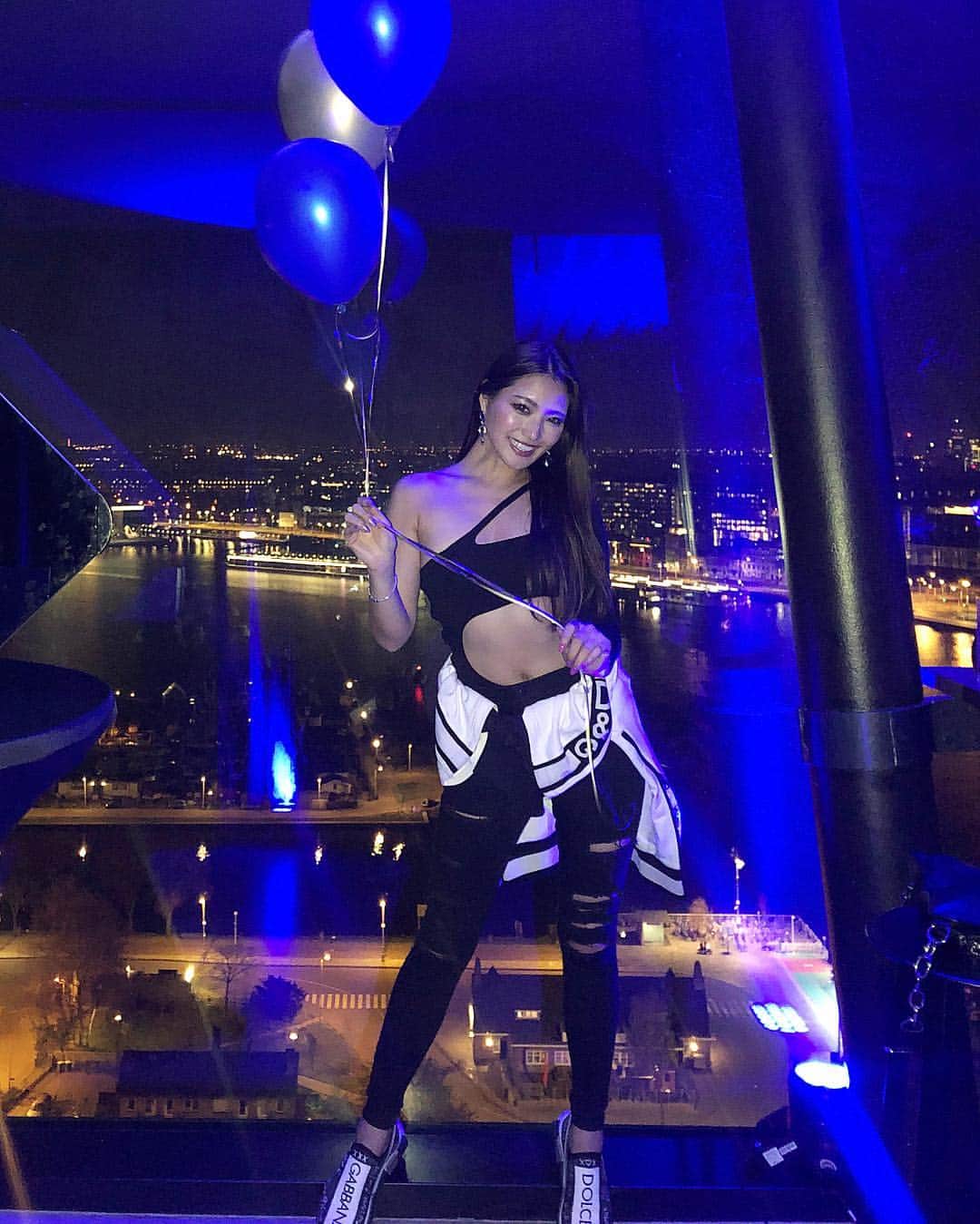 のインスタグラム：「A day to remember...💙 #416 #birthdaygirl #happiestgirl #nightview #balloons #tb #amsterdam」