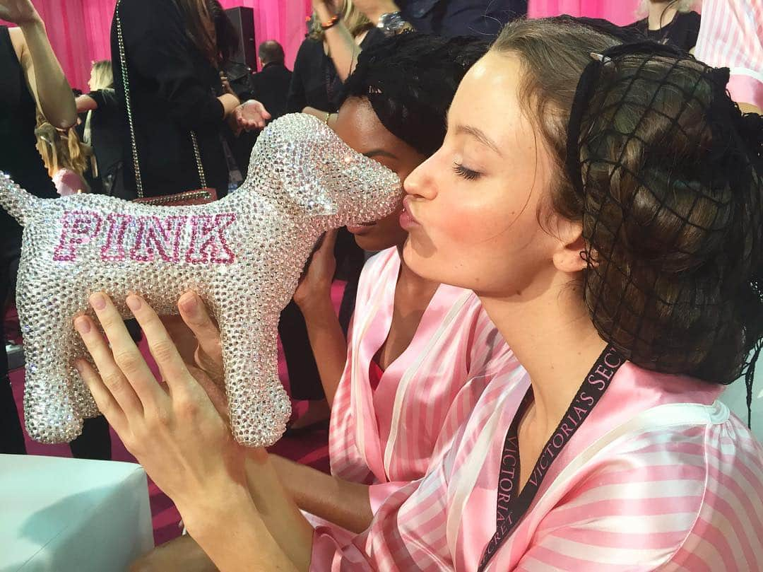 ミーガン・ピュレリさんのインスタグラム写真 - (ミーガン・ピュレリInstagram)「He’s telling me Victoria’s secret.. 🤫 #flashback friyay 💕🐾 #vsfs」4月20日 0時32分 - meganpuleri