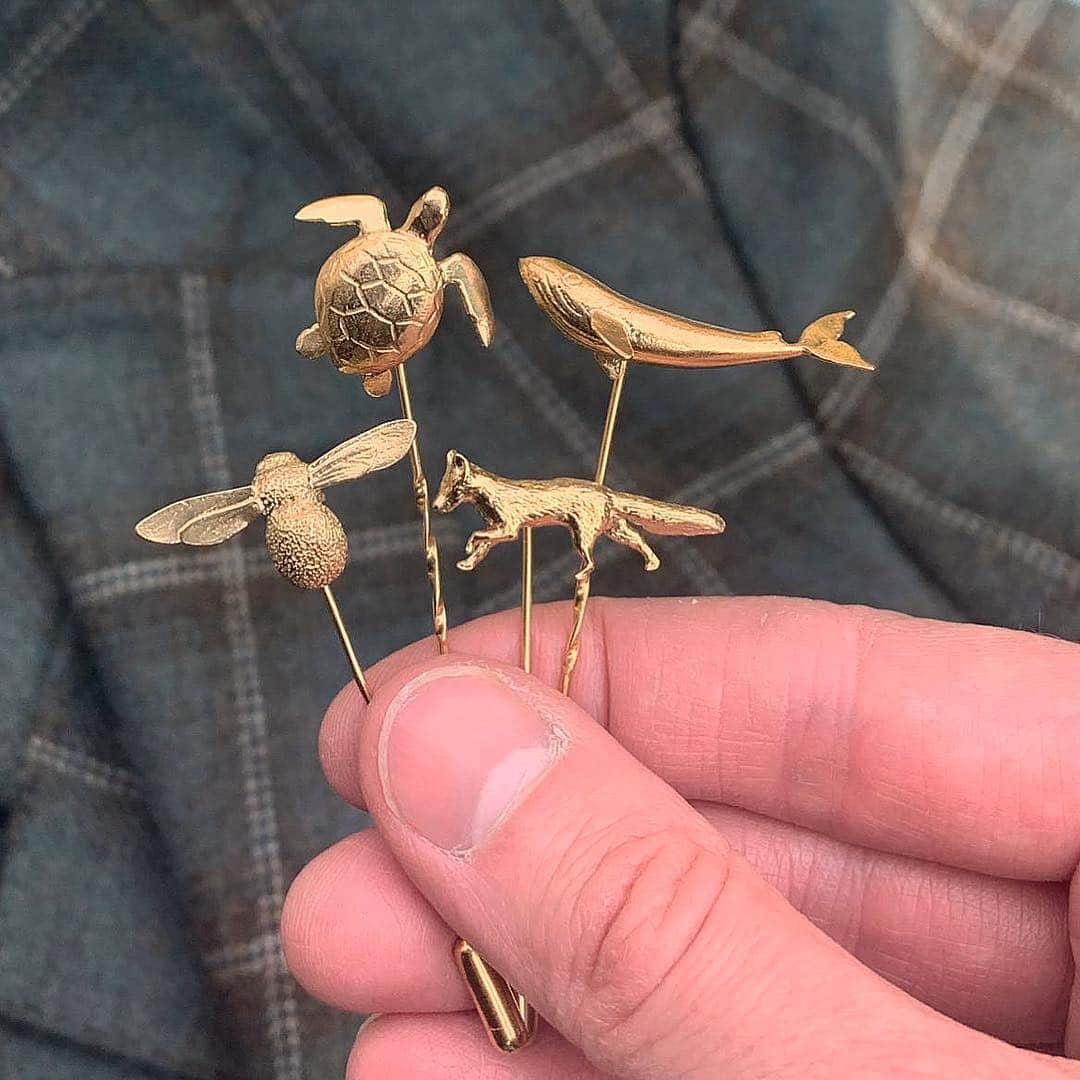 アレックスモンローさんのインスタグラム写真 - (アレックスモンローInstagram)「Just in time for wedding season, new lapel pins by Alex Monroe🤵👩‍💼✨ 🐝🐢🦊🐋 #alexmonroe #tietheknot #wedding #lapelpins」4月20日 0時34分 - alexmonroejewellery