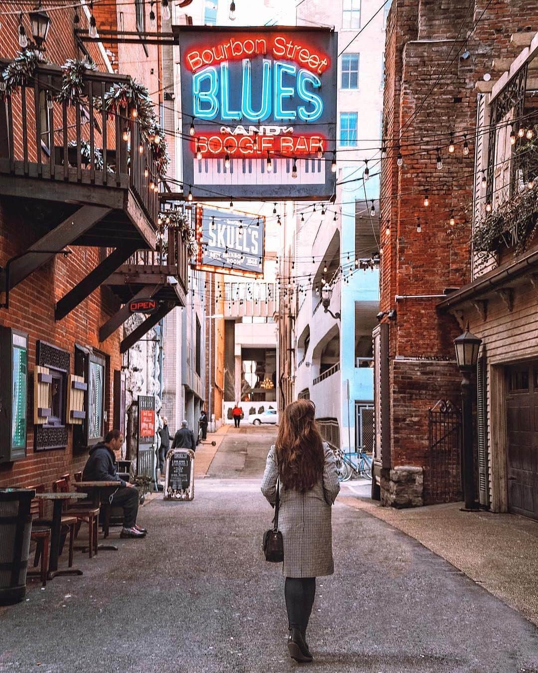 Visit The USAさんのインスタグラム写真 - (Visit The USAInstagram)「Nashville, Tennessee is ripe with tucked away side streets, so let the music — blues, jazz, country, you name it — guide you to hidden gems, like Bourbon Street Blues and Boogie Bar! 📸: @nastasiaspassport」4月20日 0時38分 - visittheusa