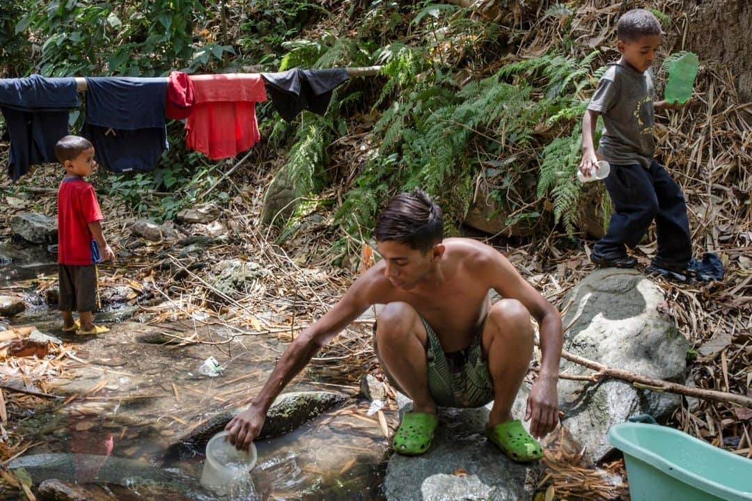 ルモンドさんのインスタグラム写真 - (ルモンドInstagram)「Depuis 2015, les coupures d’eau sont incessantes à Caracas et dans le reste du Venezuela. Mais voilà quinze jours que l’eau ne monte plus du tout jusqu’au quartier de Catia, sur les hauteurs de la capitale. Pour boire, les habitants remontent des bonbonnes d’eau qu’elle achète à prix d’or au marché. Les plus démunis remplissent, eux, des réservoirs en plastique d’un liquide trouble issu d’un tuyau débouchant sur l’autoroute, plus bas dans la vallée. Pour se laver, tout le monde s’est converti au baño frances (« bain français »), c’est-à-dire une toilette de chat. « Maduro nous a renvoyés au Moyen Age », soupire une habitante. - 1 : Des habitants ramènent des bonbonnes d'eau dans leur immeuble à Maracaibo, qui comporte 252 apartments sur 16 étages, début avril 2019. 2 : Une famille pose pour un portrait dans leur appartement au 16eme étage. 3 et 4 : Au parc Romulo-Gallegos, à Caracas. Les coupures d’électricité ont affecté le réseau d’eau de la capitale. - Photos : Oscar B. Castillo (@eltestigo44) #PourLeMonde」4月20日 0時41分 - lemondefr