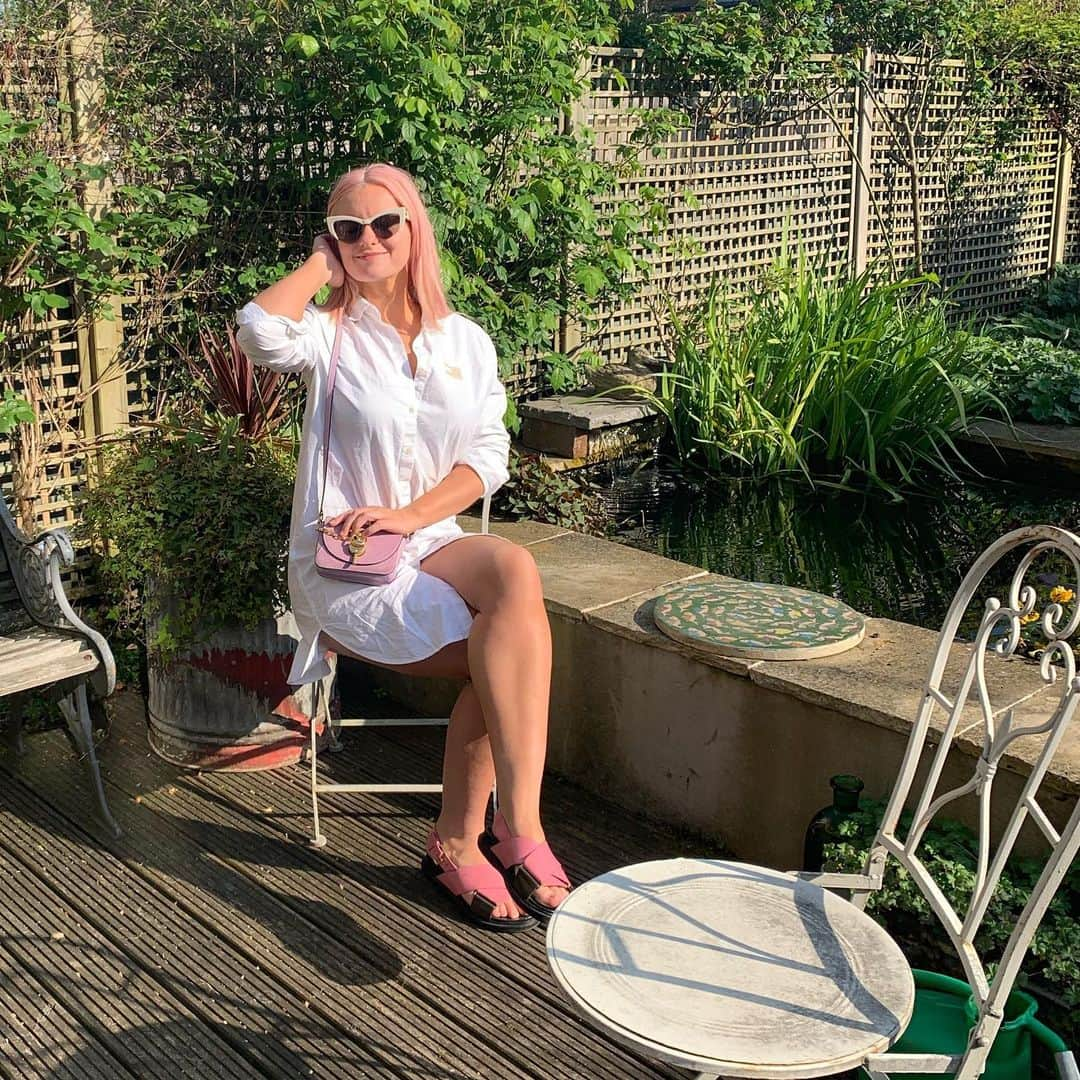 グレース・チャトーさんのインスタグラム写真 - (グレース・チャトーInstagram)「Who says London is grey . I’m in heaven in my parents’ garden.」4月20日 0時48分 - gracechatto