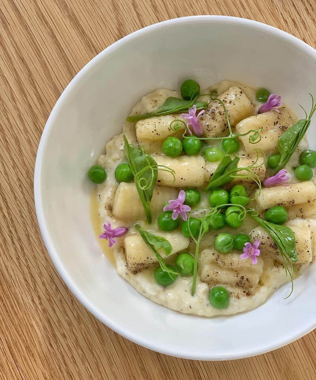 DOMINIQUE ANSEL BAKERYさんのインスタグラム写真 - (DOMINIQUE ANSEL BAKERYInstagram)「Team @189bydominiqueansel launching a brand new spring dinner menu today, including this beautiful Hand-Mixed Gnocchi with lemon burrata, fresh English peas, and chive blossoms. #dinner @thegrovela #189byDominiqueAnsel」4月20日 0時52分 - dominiqueansel