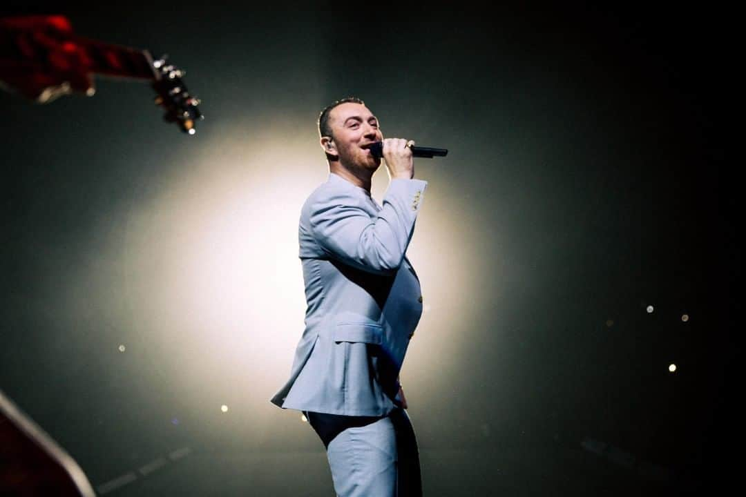 カナーリさんのインスタグラム写真 - (カナーリInstagram)「@samsmith wearing a gray Canali Impeccabile wool suit from the Spring Summer 19 Collection on his #TheThrillofItAll world tour. . . #menswear #spring #summer #suit #concert #samsmith #blue」4月20日 1時02分 - canali